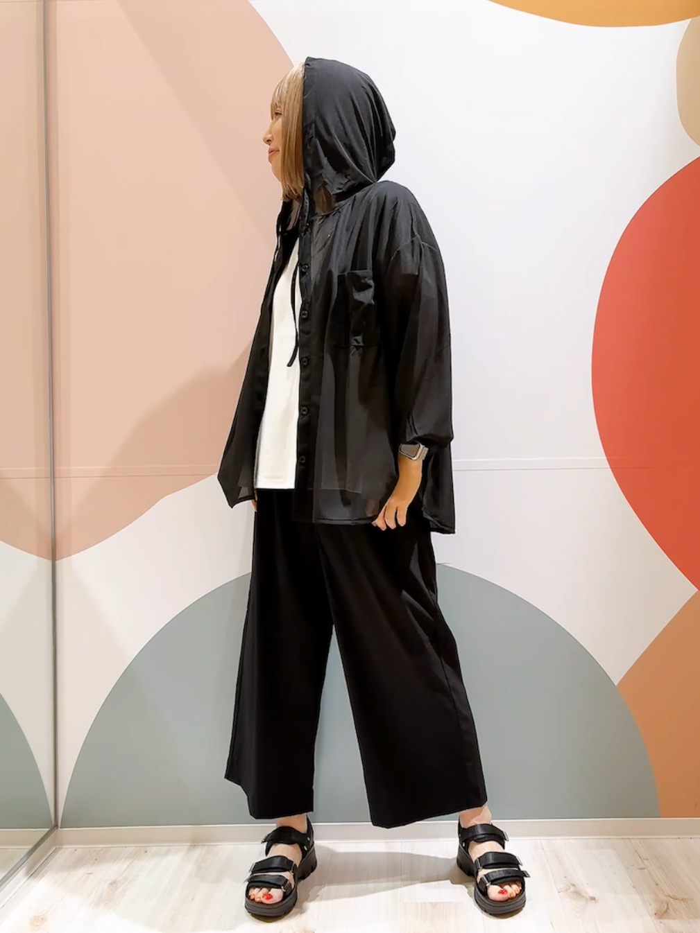 長男さんの「SHOO･LA･RUE｜【洗濯機可/体型カバー】程よい透け感の ゆるシア―シャツパーカ」を使ったコーディネート