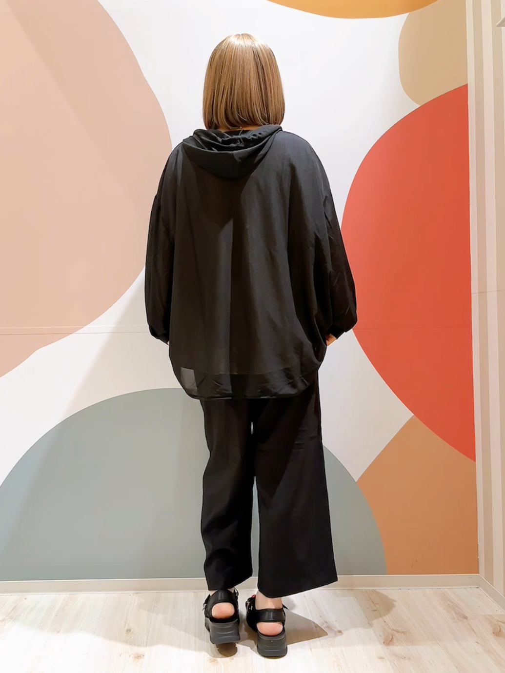 長男さんの「SHOO･LA･RUE｜【洗濯機可/体型カバー】程よい透け感の ゆるシア―シャツパーカ」を使ったコーディネート