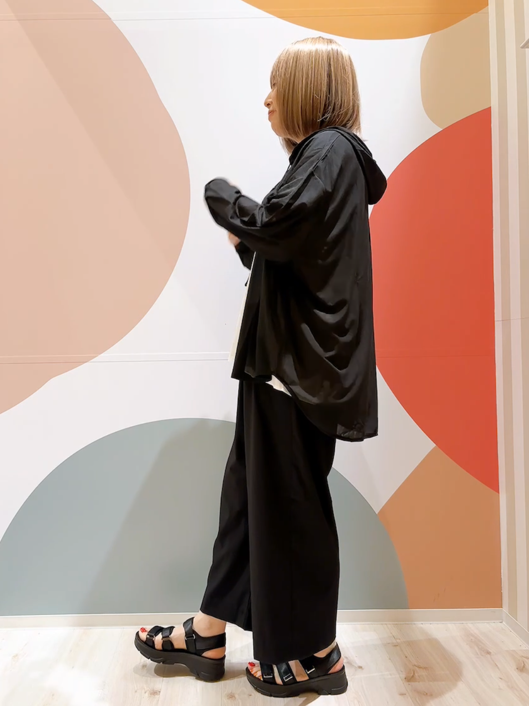 長男さんの「SHOO･LA･RUE｜【洗濯機可/体型カバー】程よい透け感の ゆるシア―シャツパーカ」を使ったコーディネート