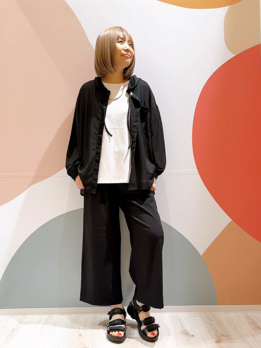 長男さんの「SHOO･LA･RUE｜【洗濯機可/体型カバー】程よい透け感の ゆるシア―シャツパーカ」を使ったコーディネート