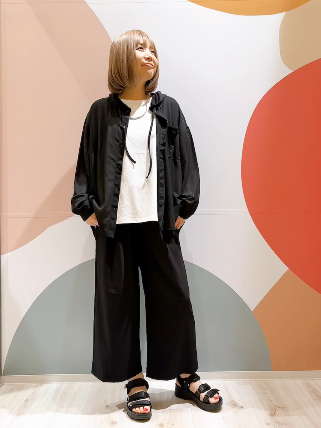 長男さんの「SHOO･LA･RUE｜【洗濯機可/体型カバー】程よい透け感の ゆるシア―シャツパーカ」を使ったコーディネート