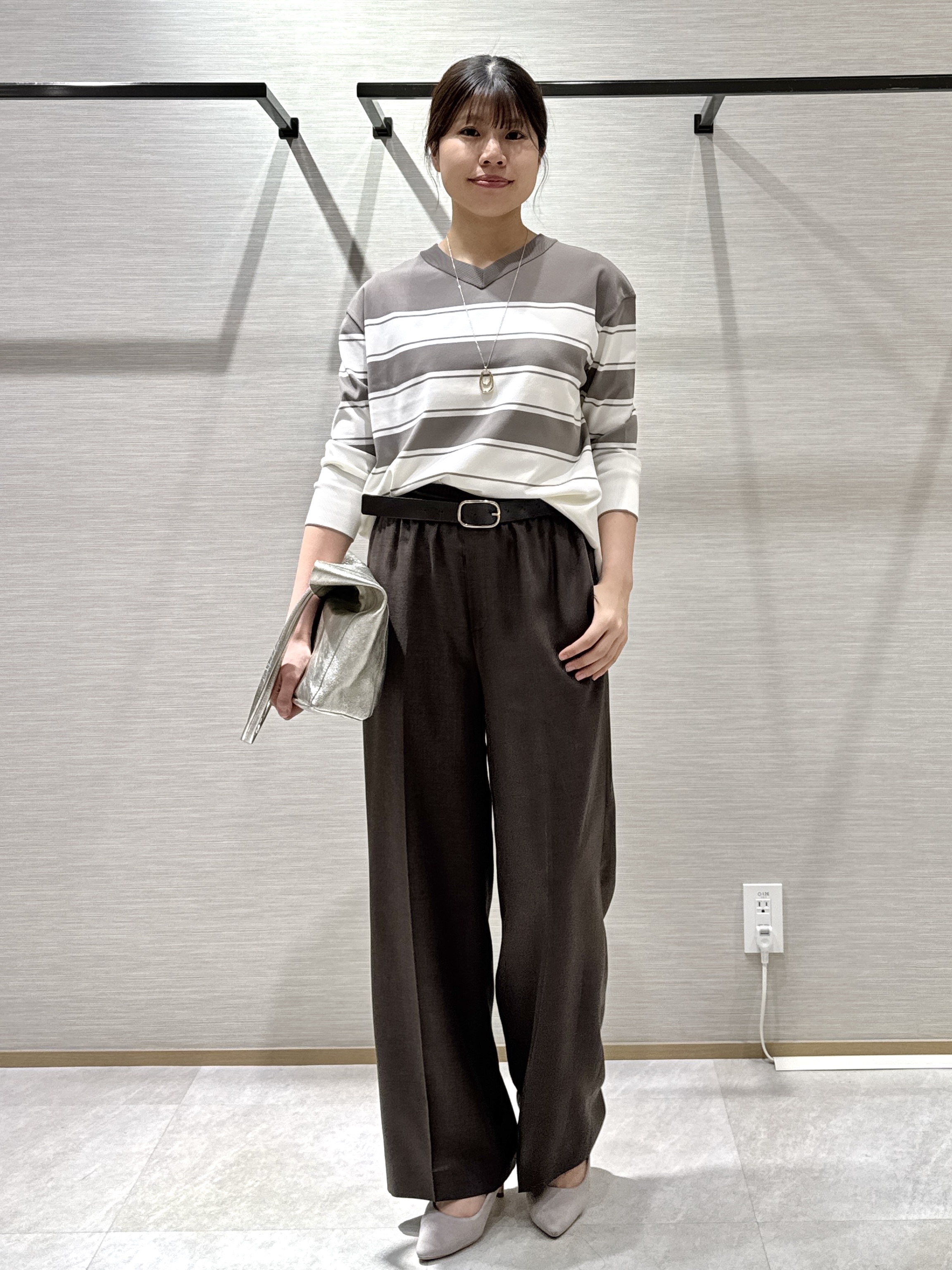 nanaさんの「UNTITLED｜【顔周りすっきり/体型カバー】ドライタッチVネックニットプルオーバー」を使ったコーディネート