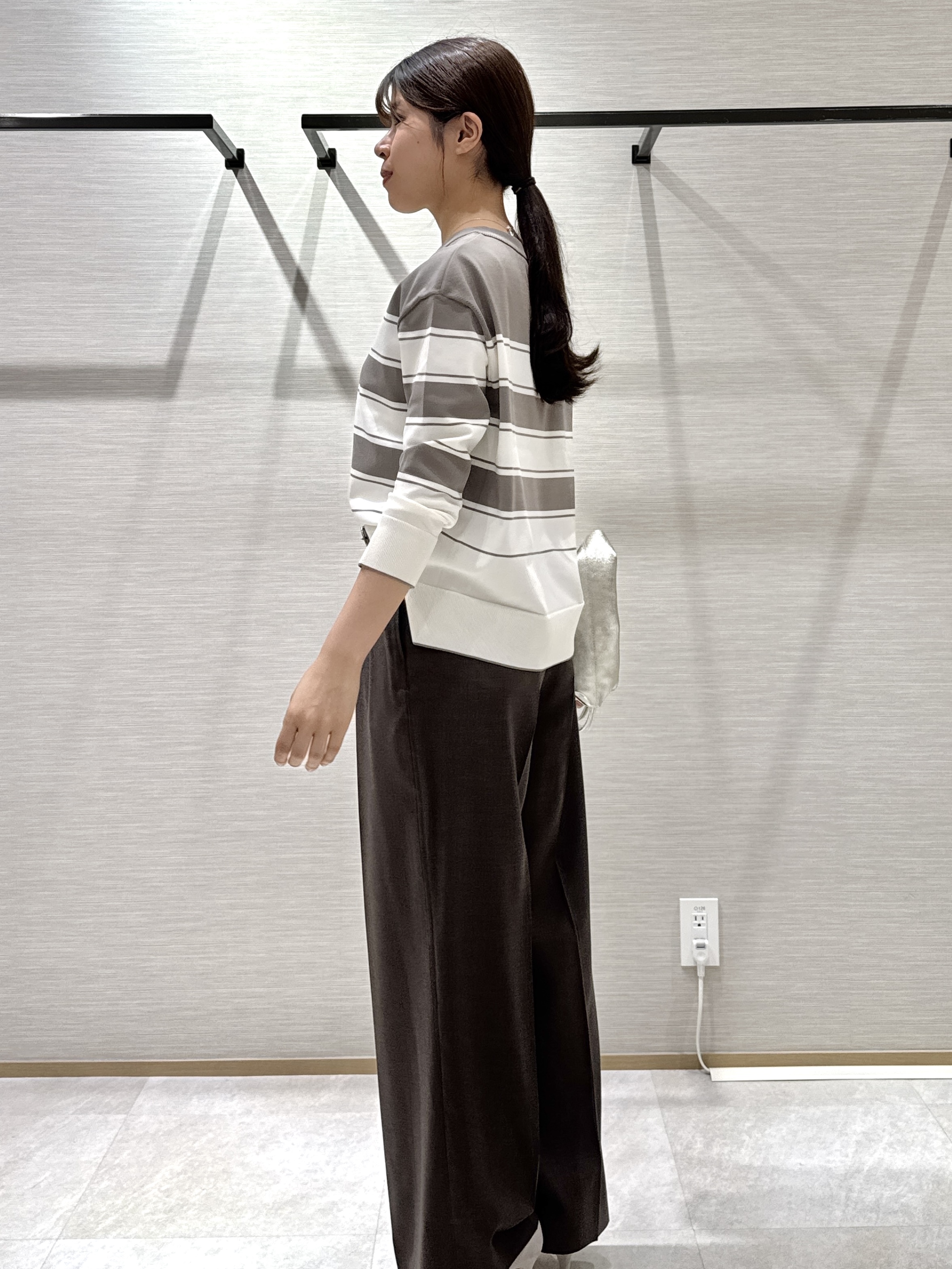 nanaさんの「UNTITLED｜【顔周りすっきり/体型カバー】ドライタッチVネックニットプルオーバー」を使ったコーディネート