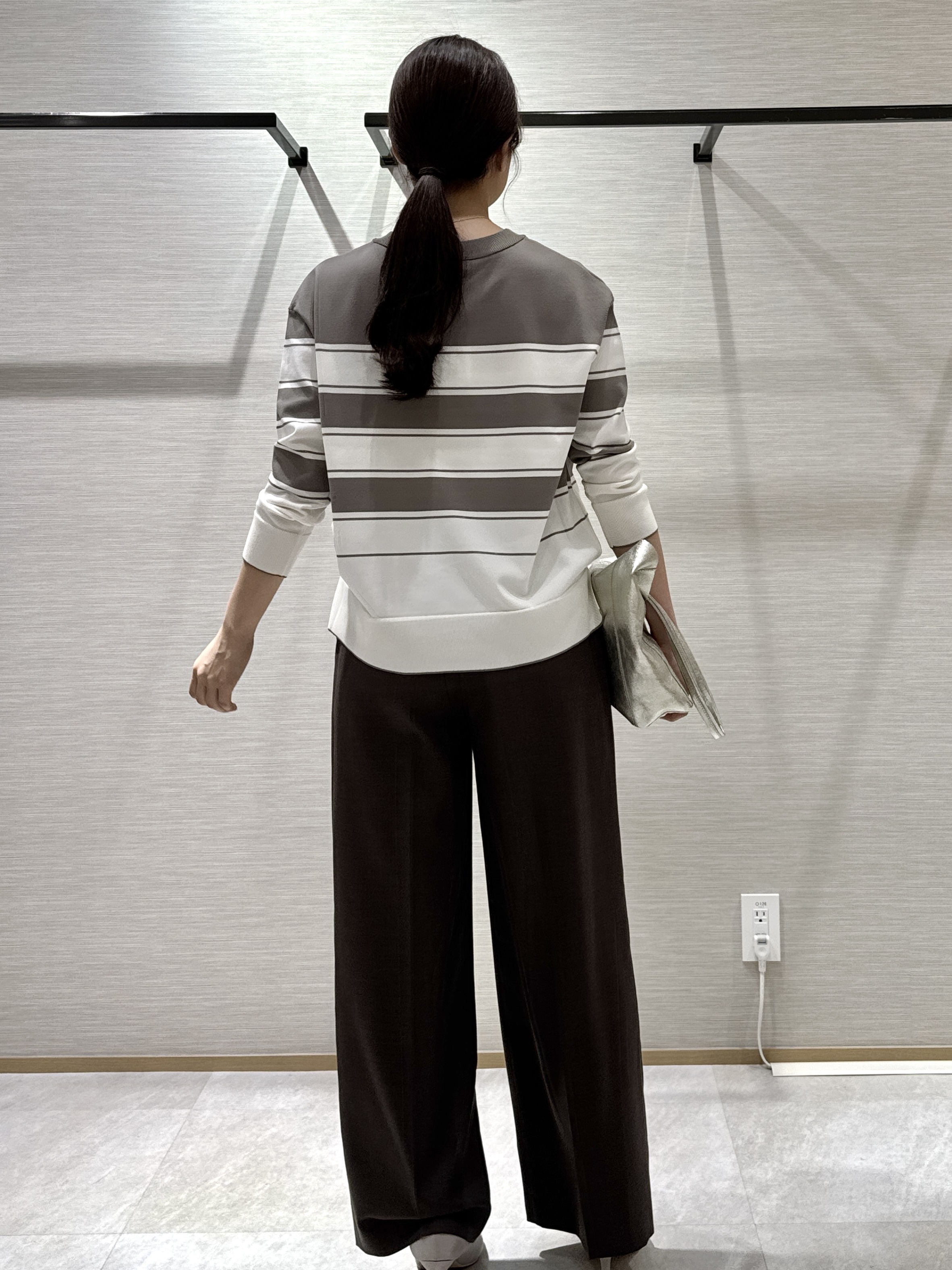 nanaさんの「UNTITLED｜【顔周りすっきり/体型カバー】ドライタッチVネックニットプルオーバー」を使ったコーディネート