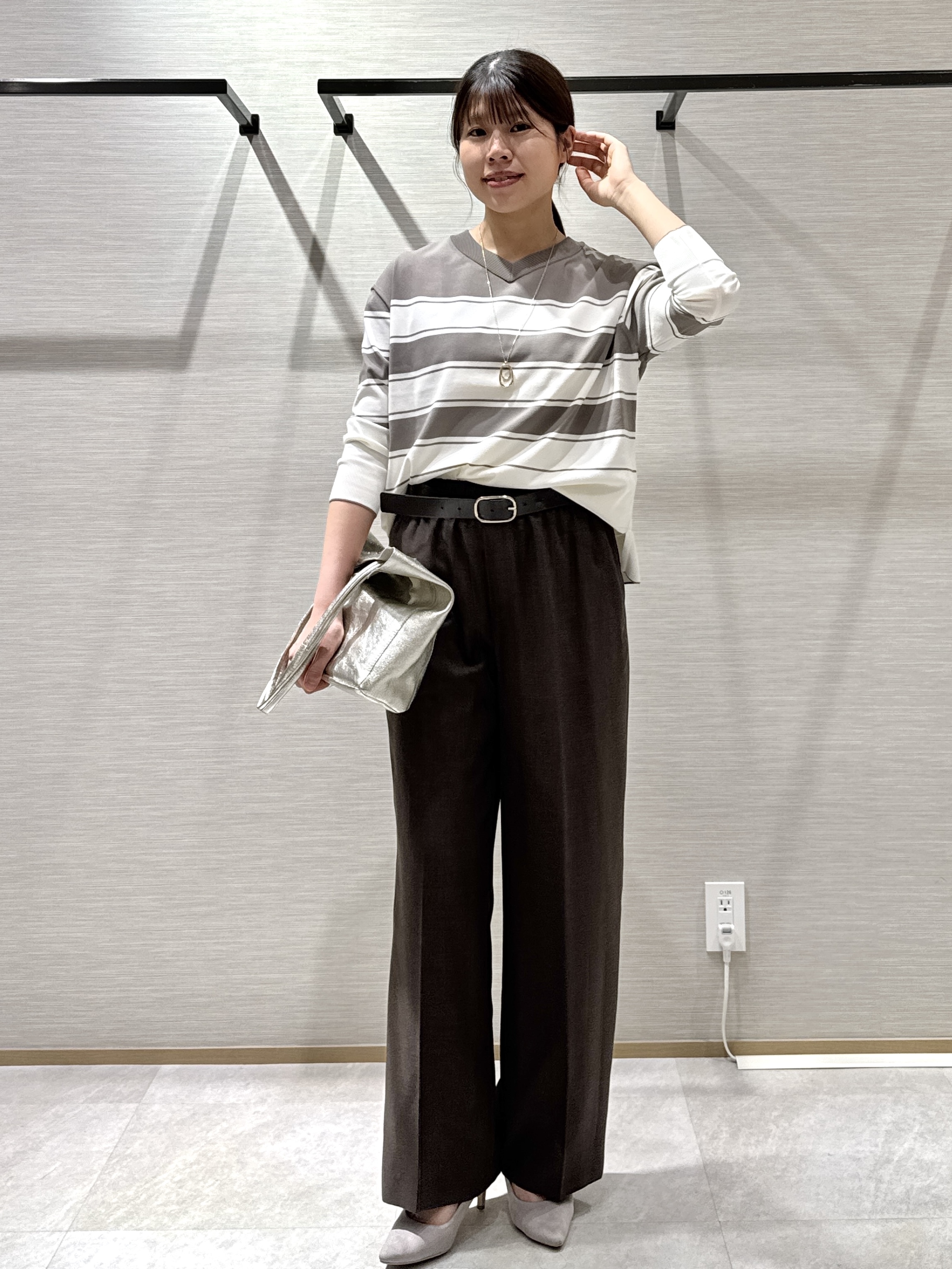 nanaさんの「UNTITLED｜【顔周りすっきり/体型カバー】ドライタッチVネックニットプルオーバー」を使ったコーディネート