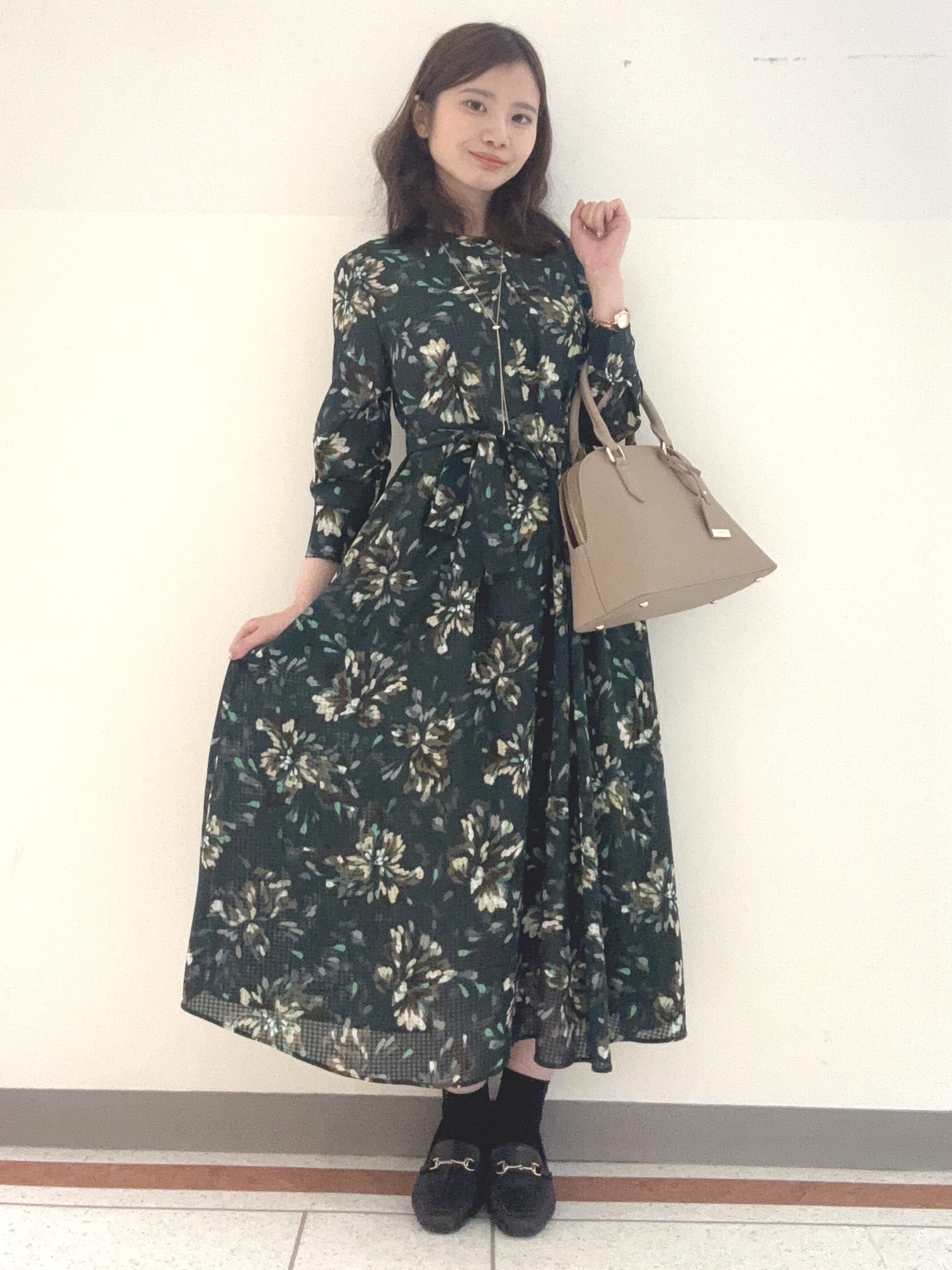伊藤愛日圭さんの「UNTITLED｜フラワープリントワンピース」を使ったコーディネート