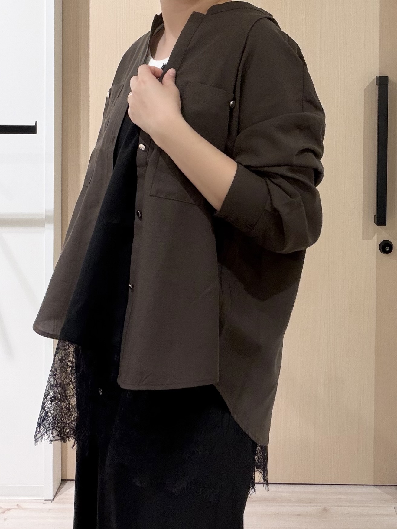 ひらしーさんの「SHOO･LA･RUE｜【洗濯後しわになりにくい/S-LL】キーネック金ボタンポケットシャツ」を使ったコーディネート