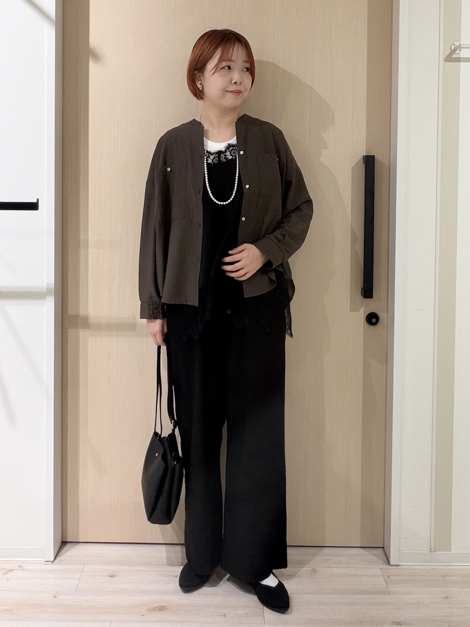 ひらしーさんの「SHOO･LA･RUE｜【洗濯後しわになりにくい/S-LL】キーネック金ボタンポケットシャツ」を使ったコーディネート