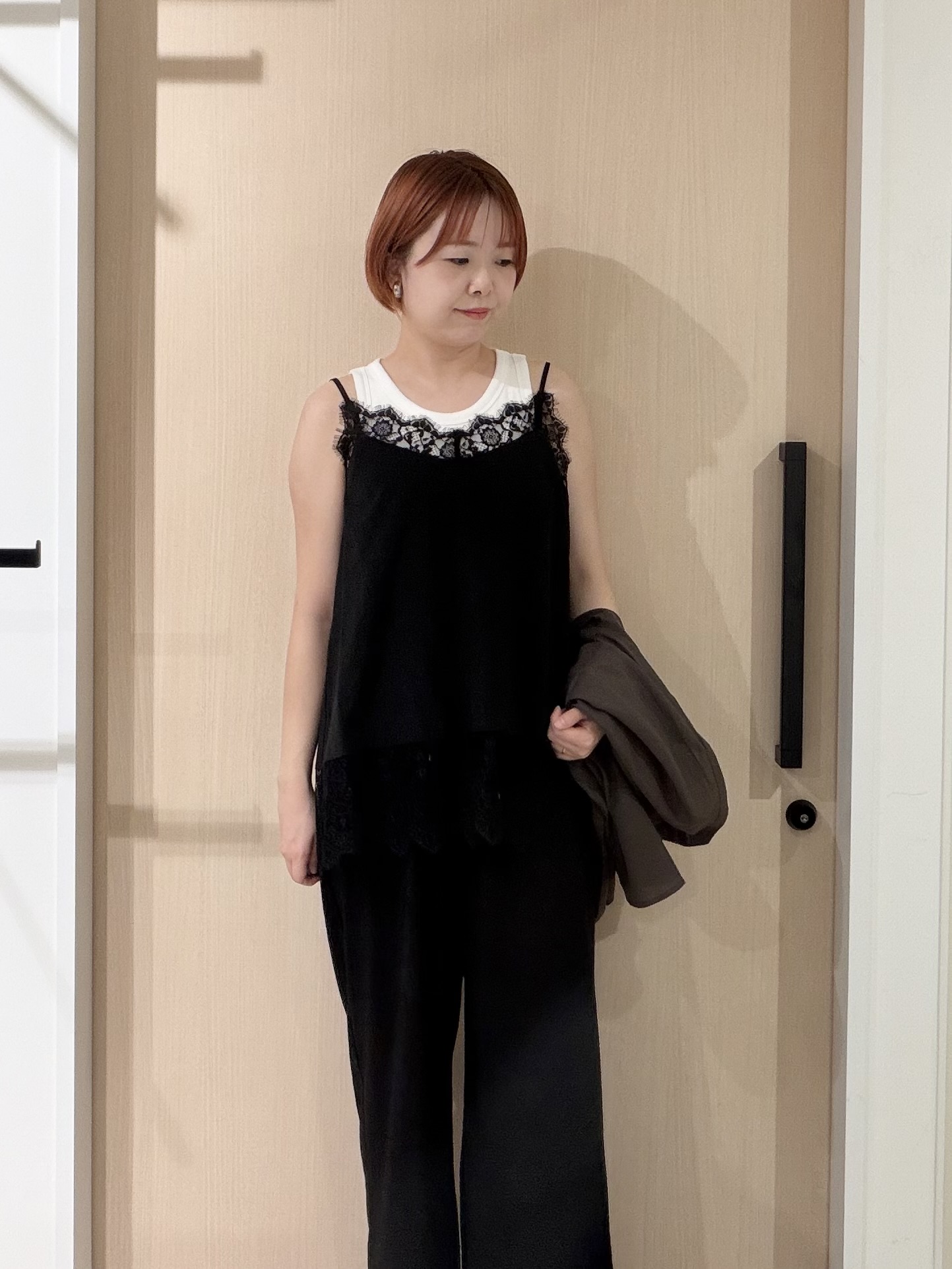 ひらしーさんの「SHOO･LA･RUE｜【洗濯後しわになりにくい/S-LL】キーネック金ボタンポケットシャツ」を使ったコーディネート