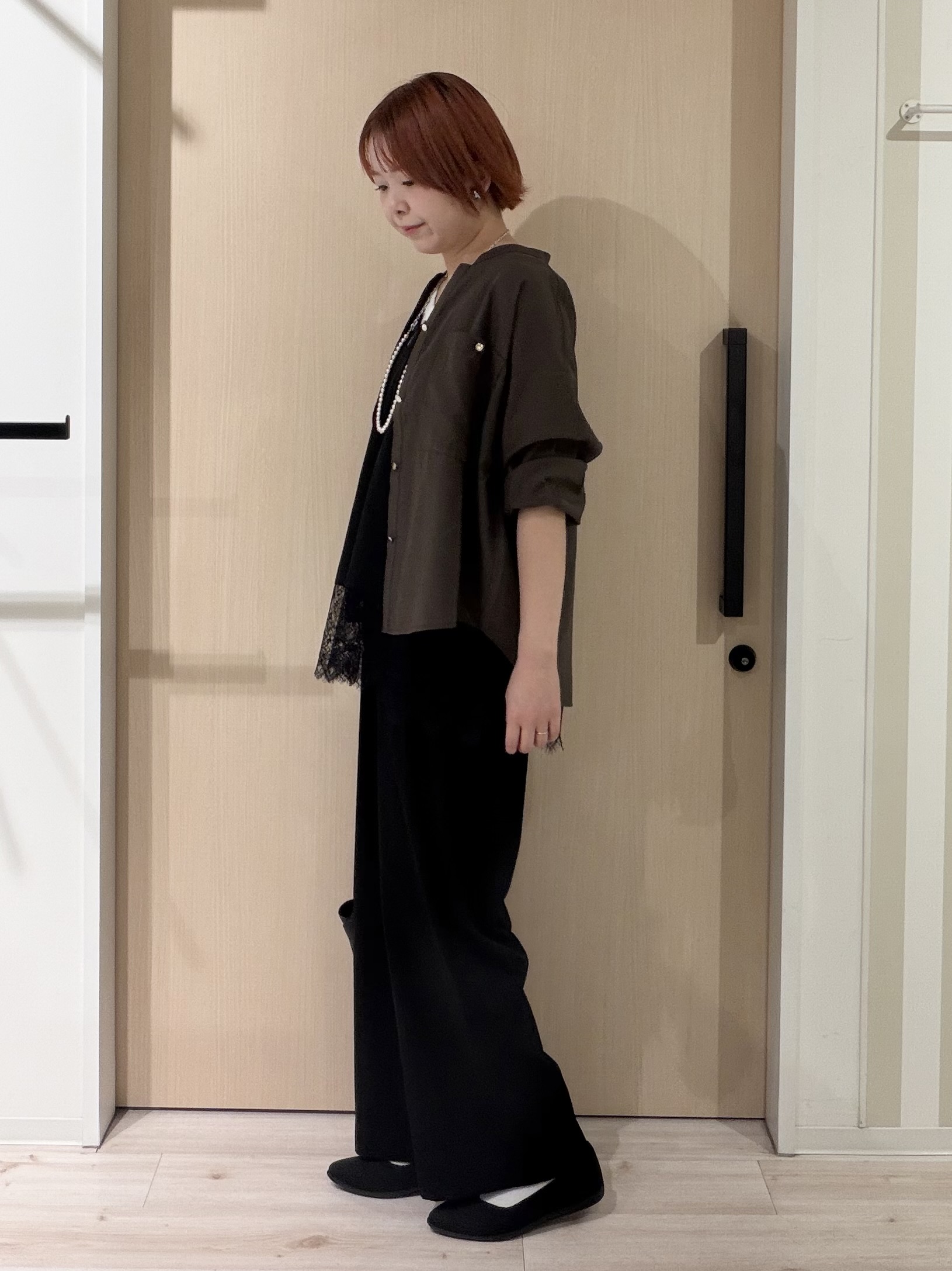 ひらしーさんの「SHOO･LA･RUE｜【洗濯後しわになりにくい/S-LL】キーネック金ボタンポケットシャツ」を使ったコーディネート