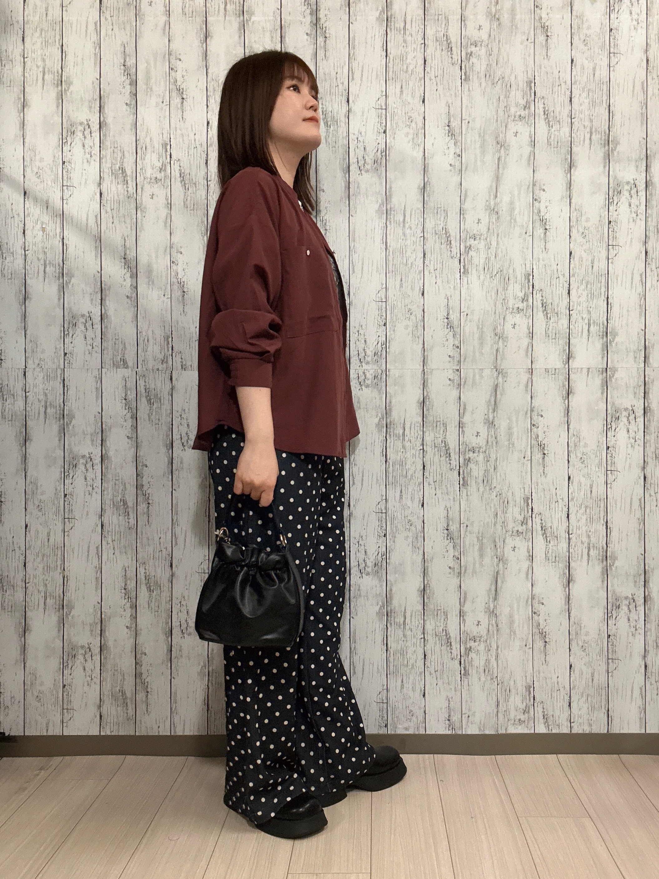 シカさんの「SHOO･LA･RUE｜【洗濯後しわになりにくい/S-LL】キーネック金ボタンポケットシャツ」を使ったコーディネート