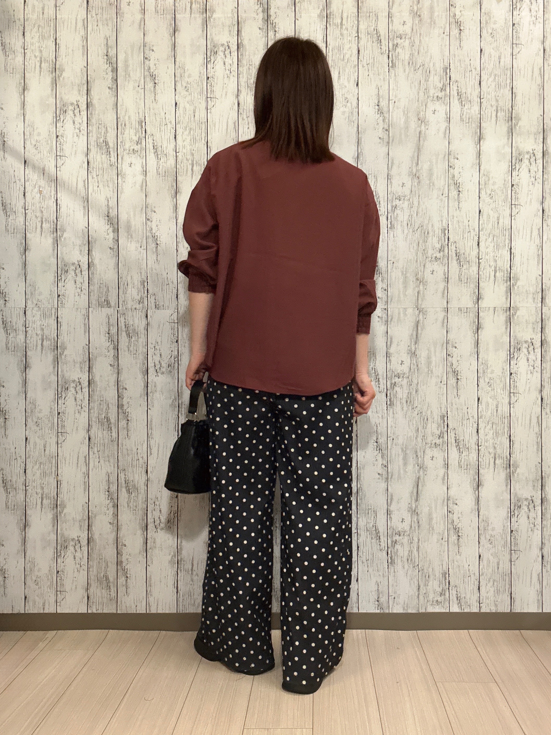 シカさんの「SHOO･LA･RUE｜【洗濯後しわになりにくい/S-LL】キーネック金ボタンポケットシャツ」を使ったコーディネート