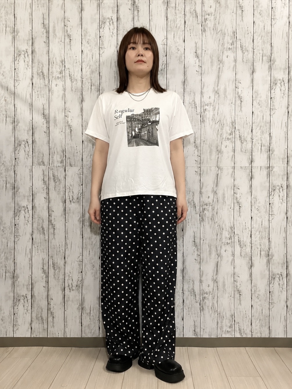 シカさんの「SHOO･LA･RUE｜【洗濯後しわになりにくい/S-LL】キーネック金ボタンポケットシャツ」を使ったコーディネート