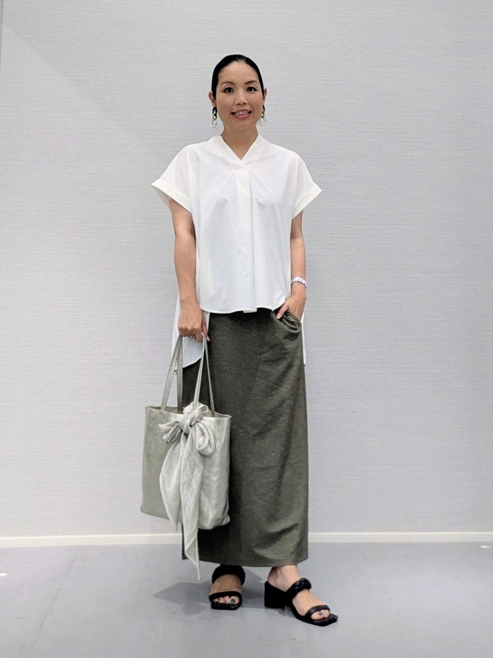 makkyさんの「UNTITLED｜【吸水速乾/接触冷感】バックプリーツデザインブラウス」を使ったコーディネート