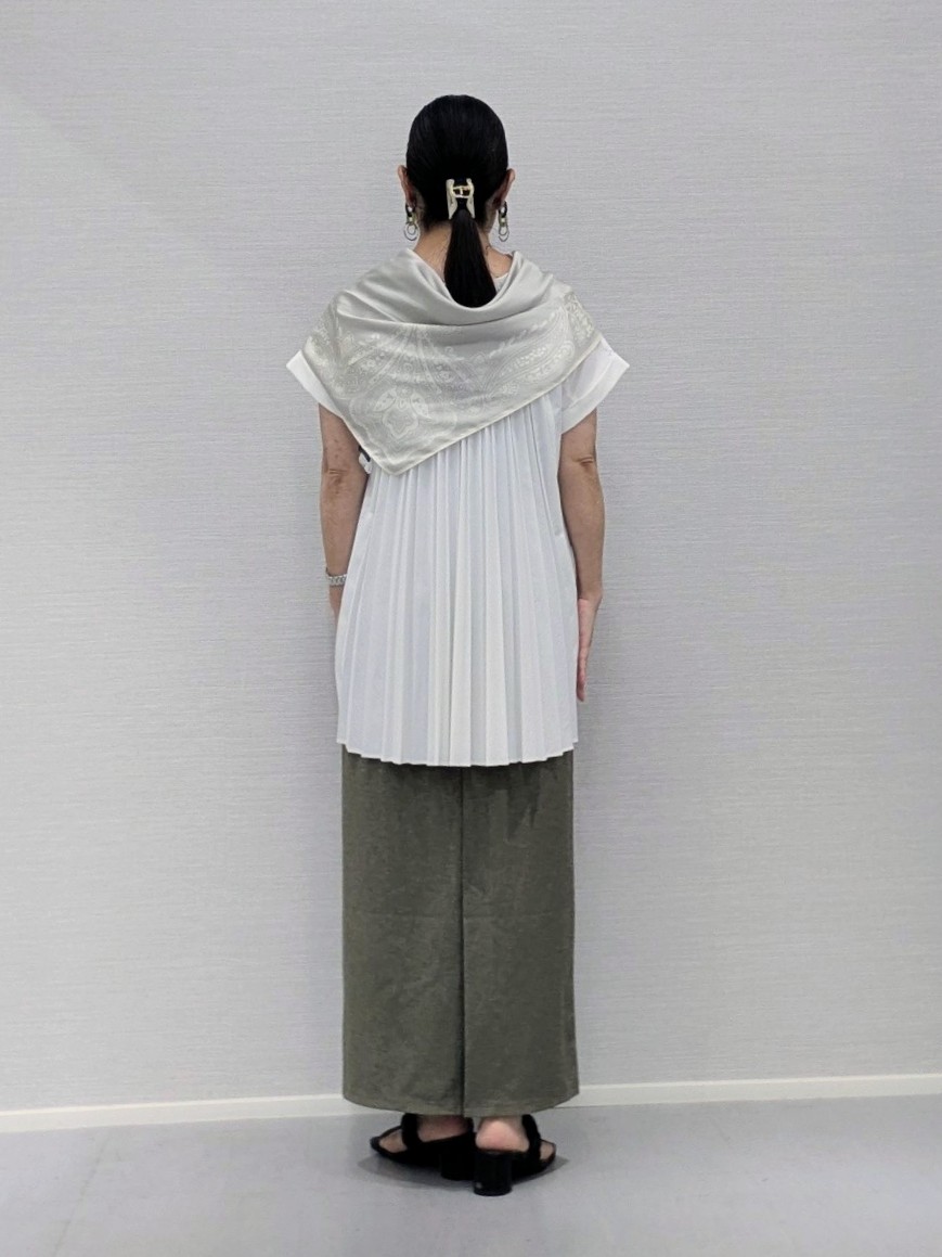 makkyさんの「UNTITLED｜【吸水速乾/接触冷感】バックプリーツデザインブラウス」を使ったコーディネート