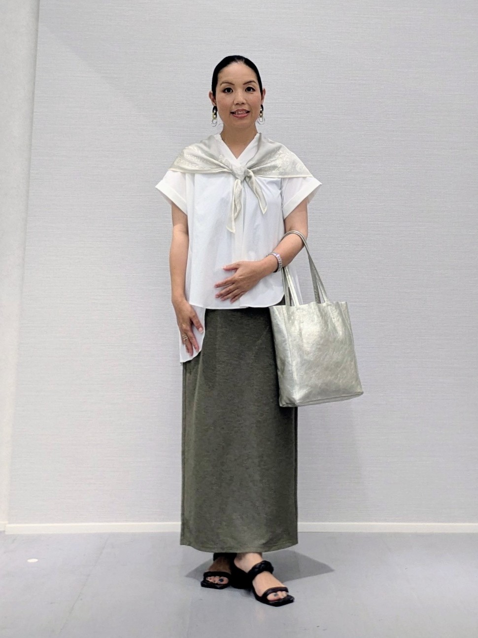 makkyさんの「UNTITLED｜【吸水速乾/接触冷感】バックプリーツデザインブラウス」を使ったコーディネート