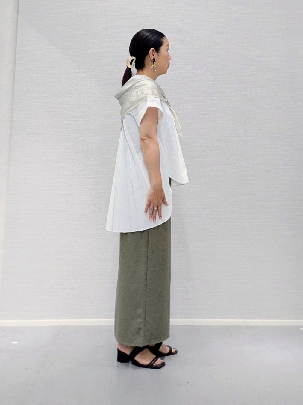 makkyさんの「UNTITLED｜【吸水速乾/接触冷感】バックプリーツデザインブラウス」を使ったコーディネート