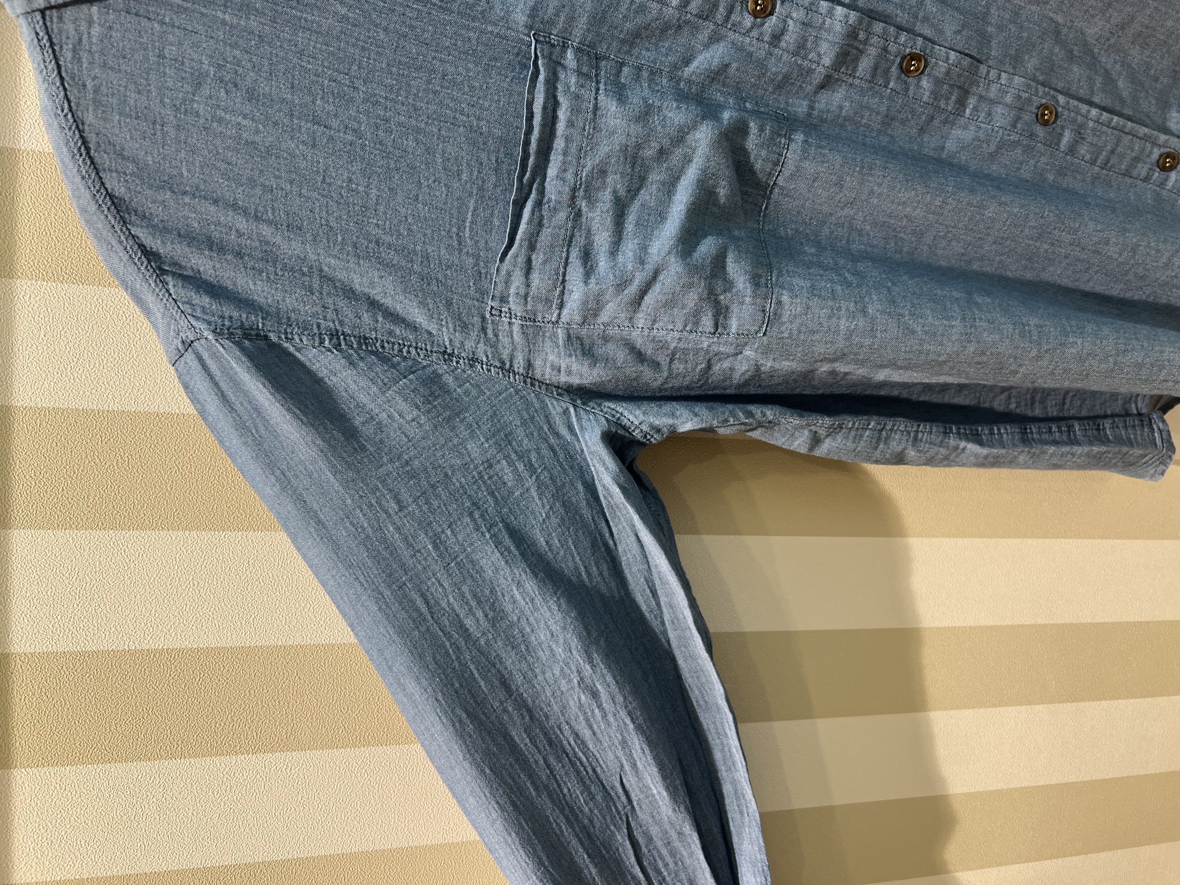 りーさんの「SHOO･LA･RUE｜【綿100%/UV/S-LL/体型カバー】ヒップが隠せる 柔らかシアーデニムシャツ」を使ったコーディネート