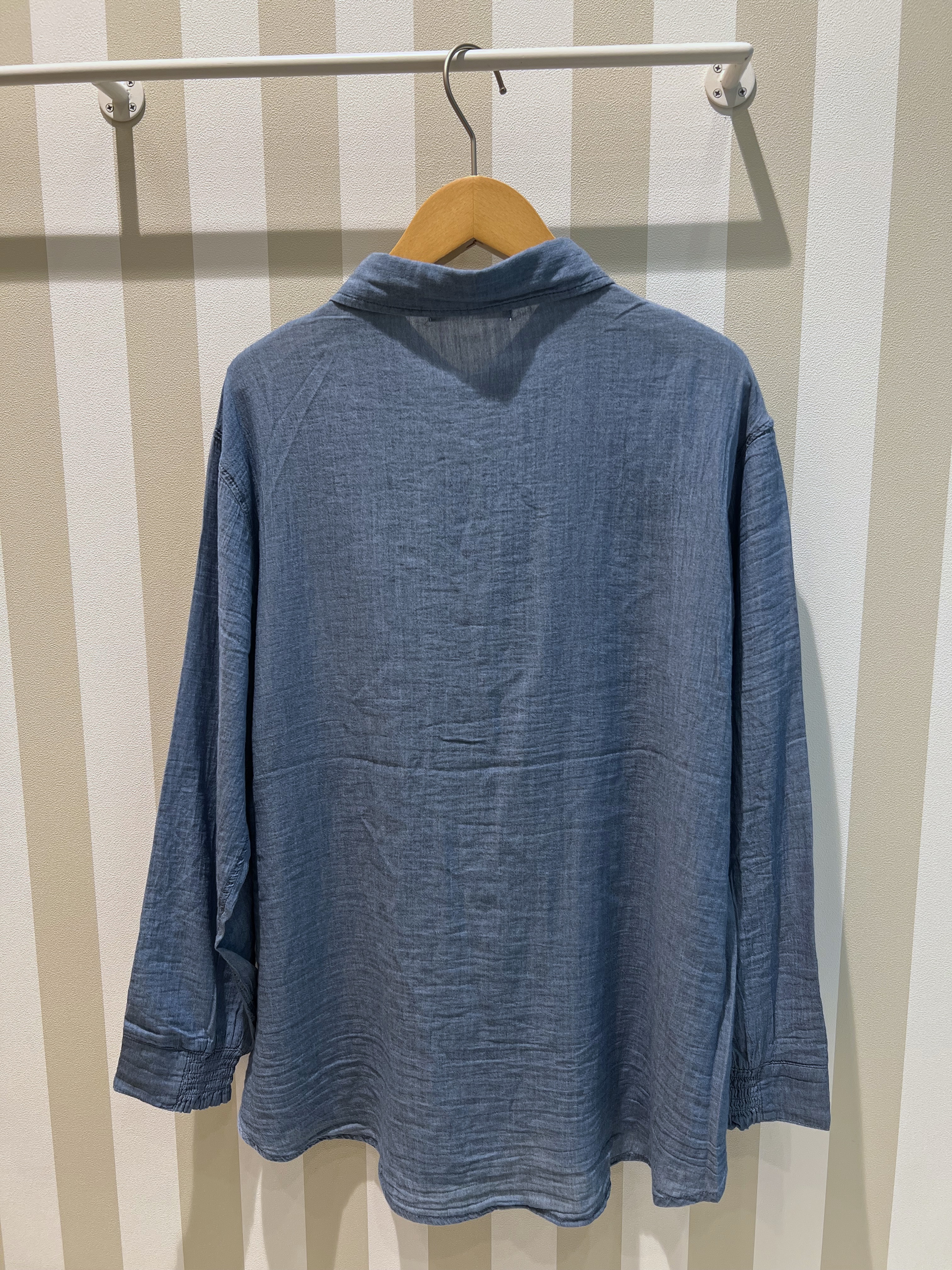 りーさんの「SHOO･LA･RUE｜【綿100%/UV/S-LL/体型カバー】ヒップが隠せる 柔らかシアーデニムシャツ」を使ったコーディネート