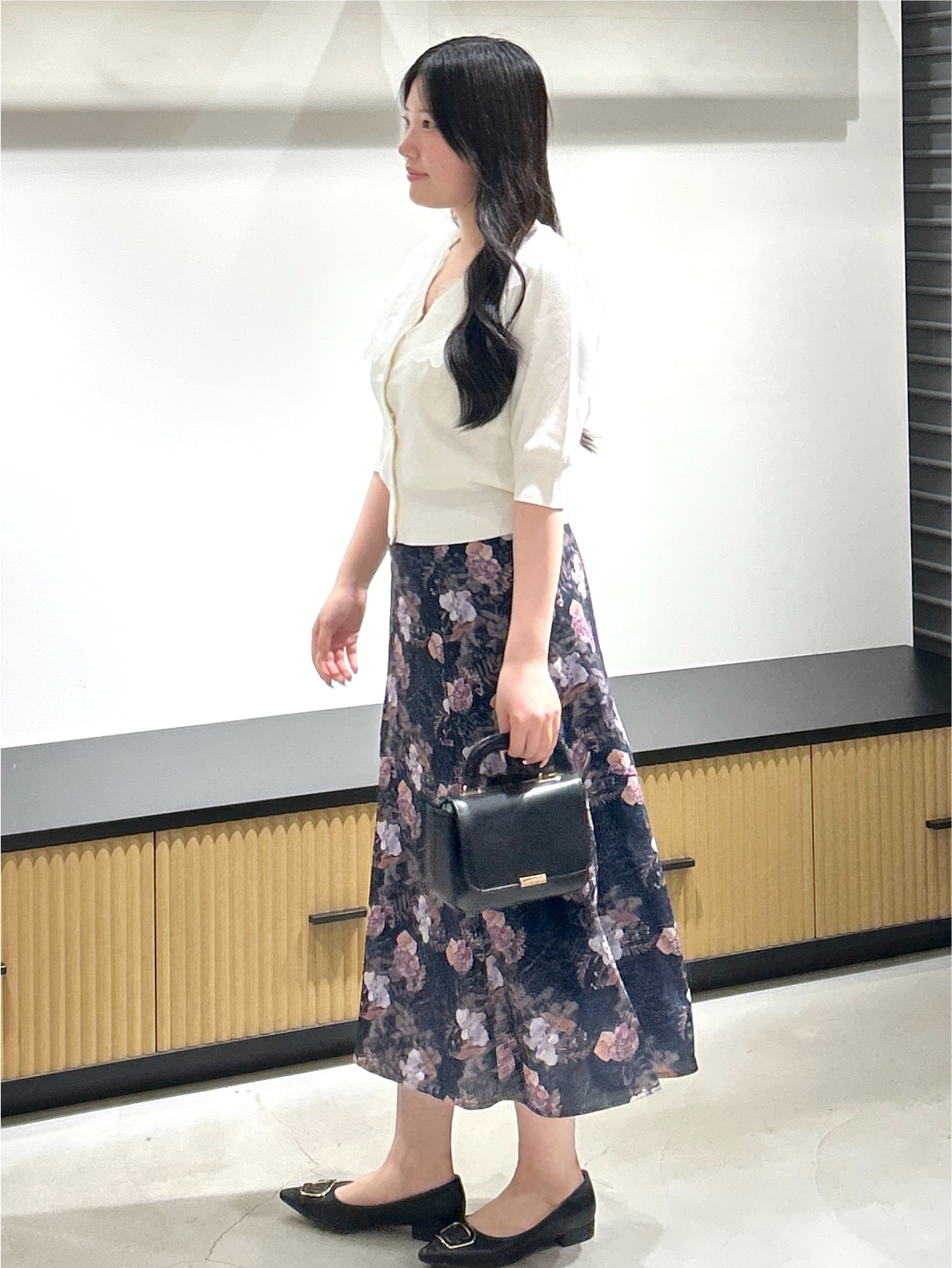 sayaさんの「OPAQUE.CLIP｜【UVケア】エンブロイダリーレースVネックカーディガン《洗濯機OK》」を使ったコーディネート
