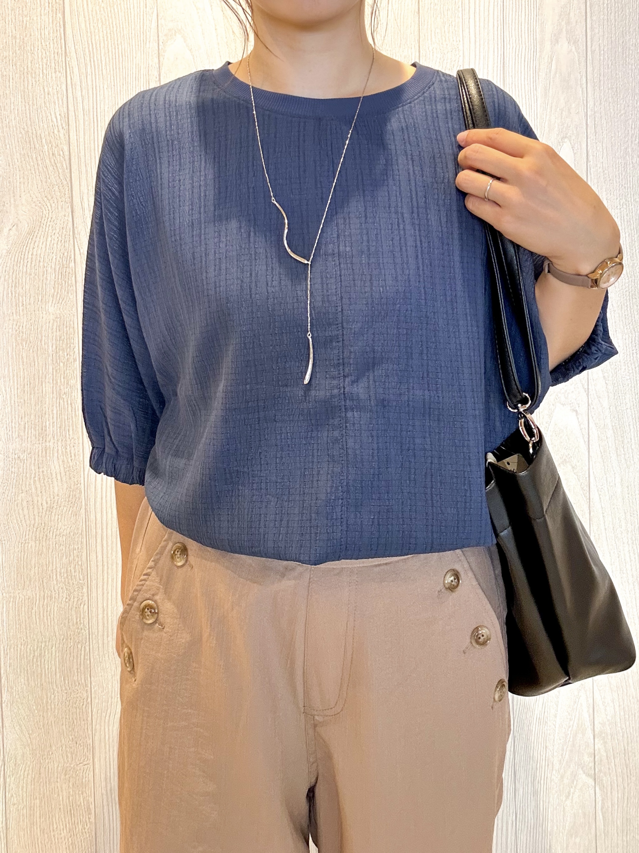 tomoさんの「SHOO･LA･RUE｜【インせず着られる/洗濯後しわになりにくい】しぼしぼドルマンブラウス」を使ったコーディネート