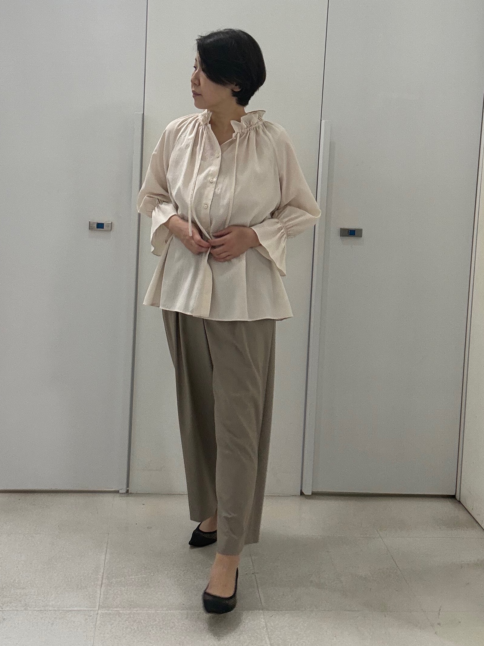 hIさんの「COUP DE CHANCE｜【手洗い可】ギャザーフリルブラウス」を使ったコーディネート