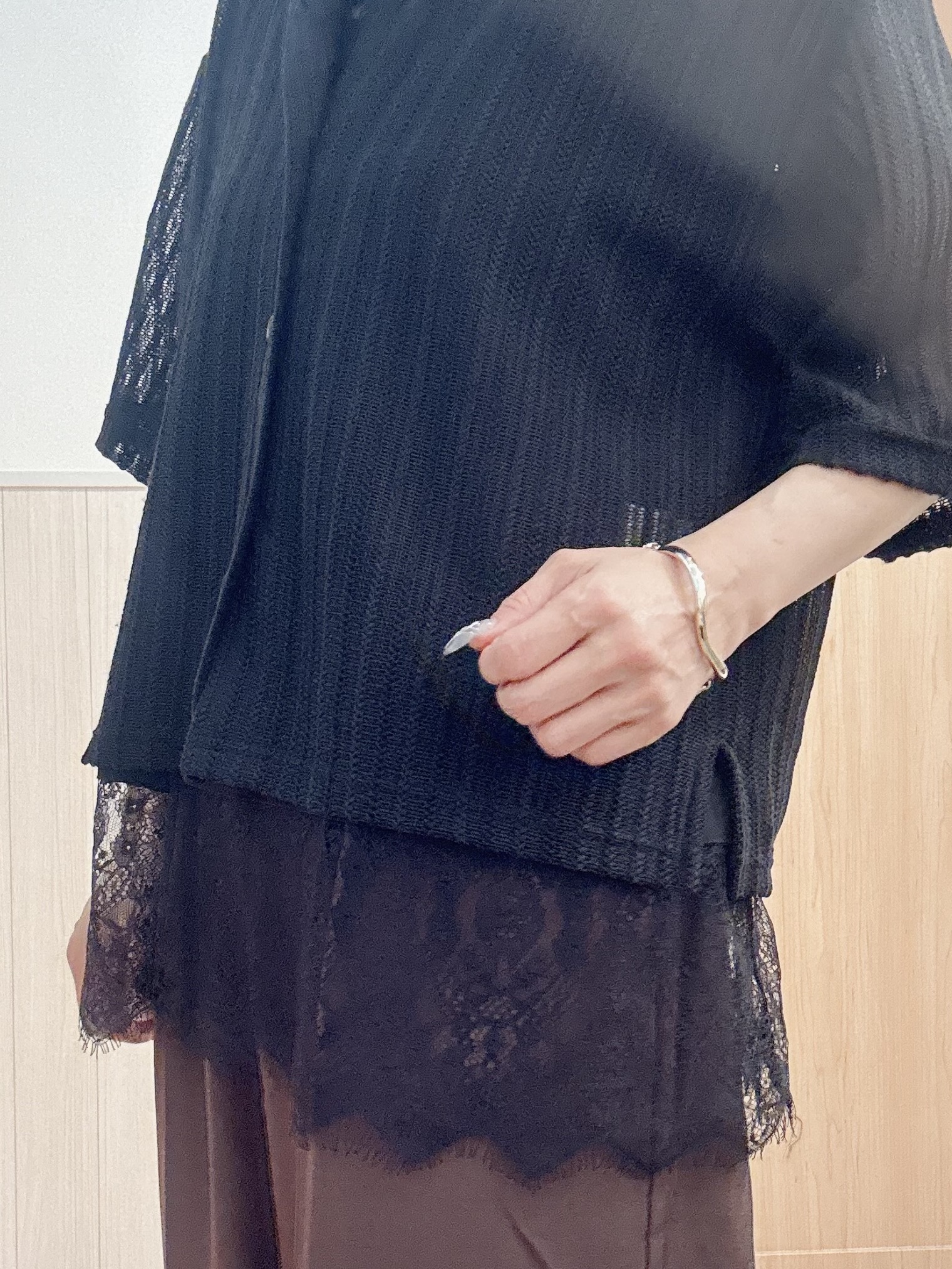 モカさんの「SHOO･LA･RUE｜【洗濯機可/S-LL】軽やかで涼しげな 透かしレース風前開きシャツ」を使ったコーディネート