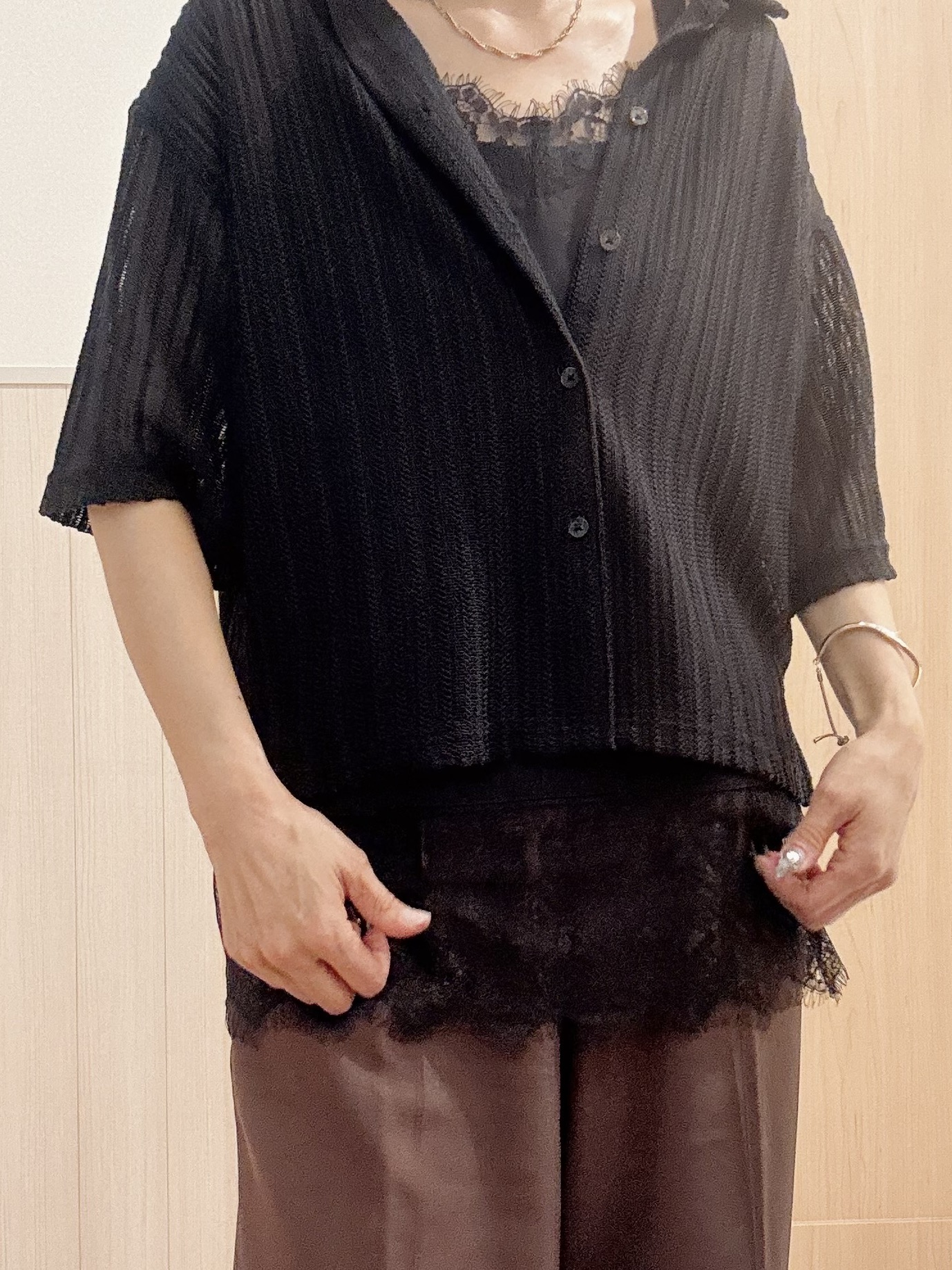 モカさんの「SHOO･LA･RUE｜【洗濯機可/S-LL】軽やかで涼しげな 透かしレース風前開きシャツ」を使ったコーディネート