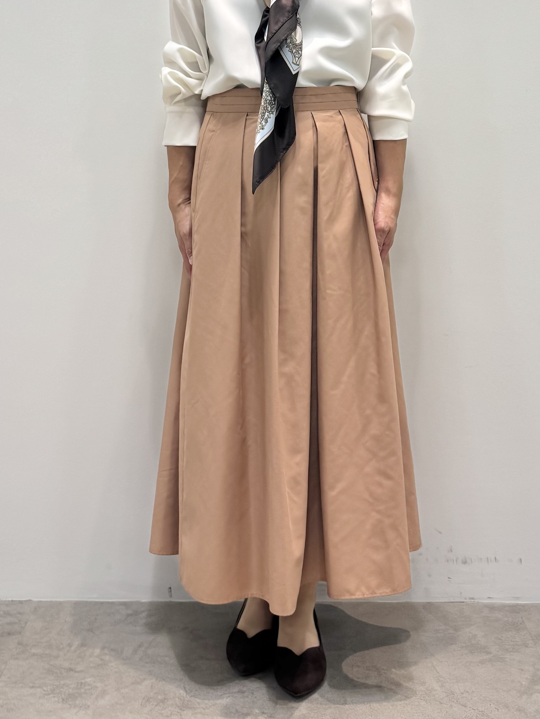 koyaさんの「Reflect｜【通勤】きれいめラウンドネックブラウス」を使ったコーディネート