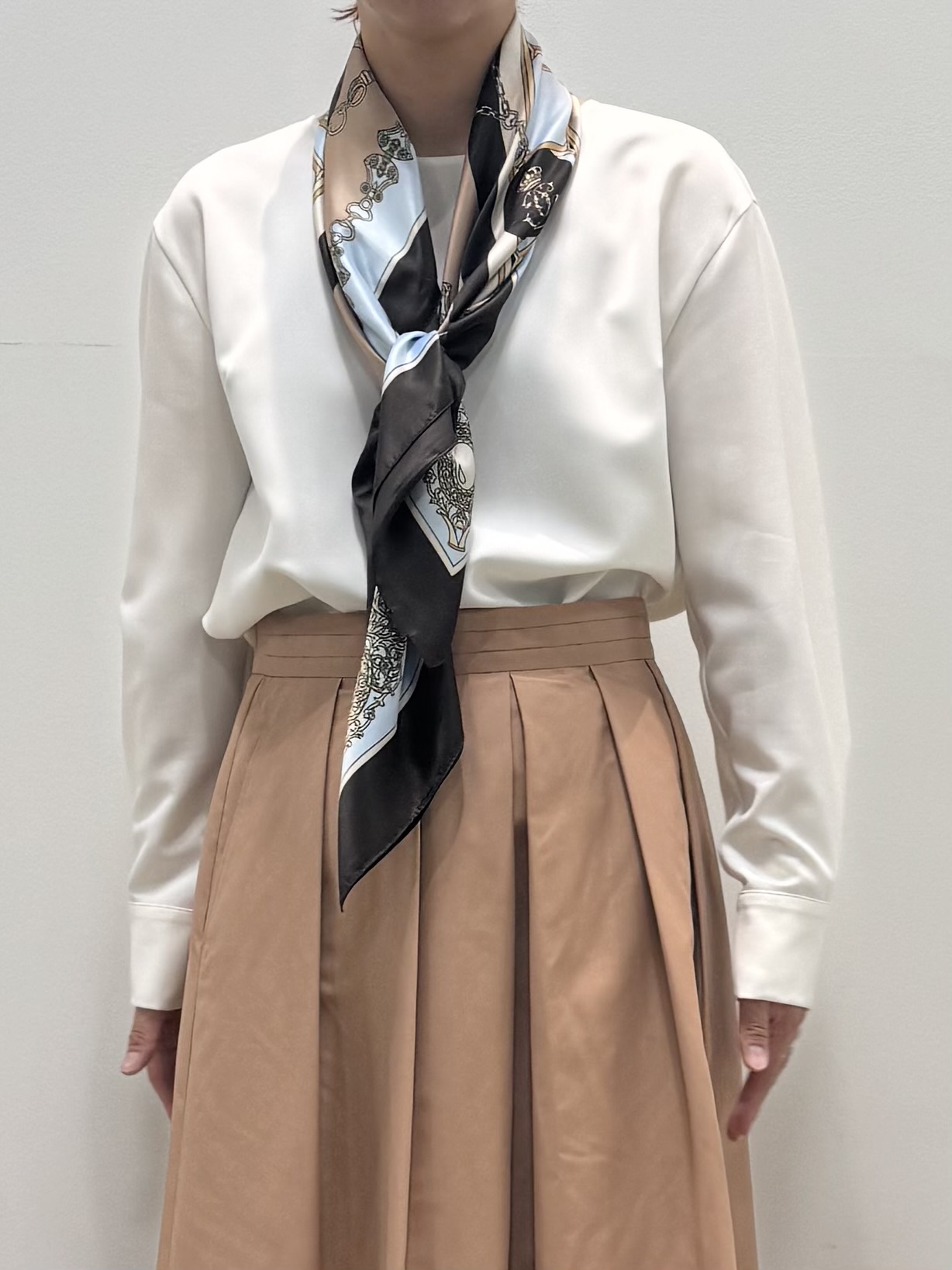 koyaさんの「Reflect｜【通勤】きれいめラウンドネックブラウス」を使ったコーディネート