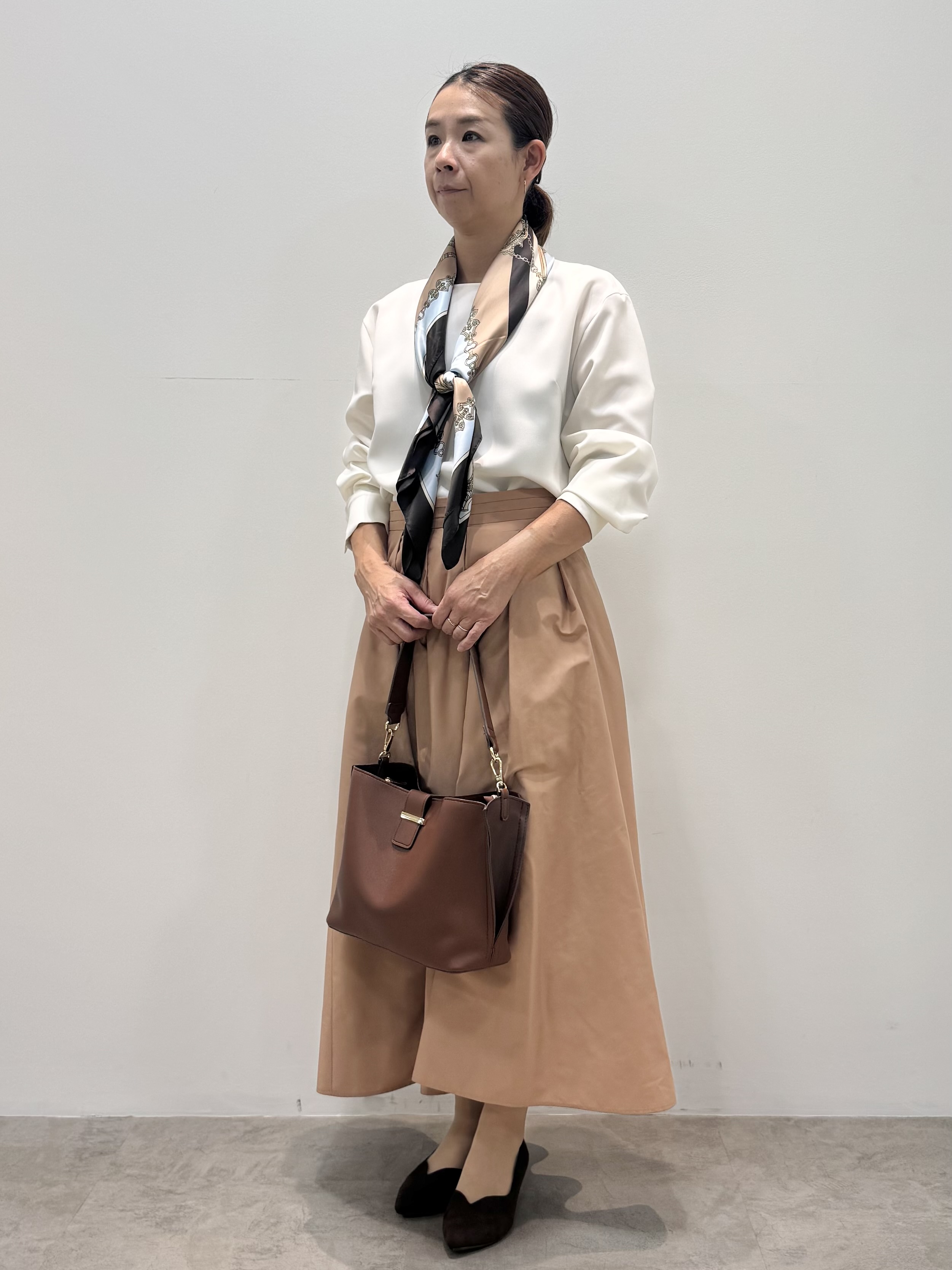 koyaさんの「Reflect｜【通勤】きれいめラウンドネックブラウス」を使ったコーディネート