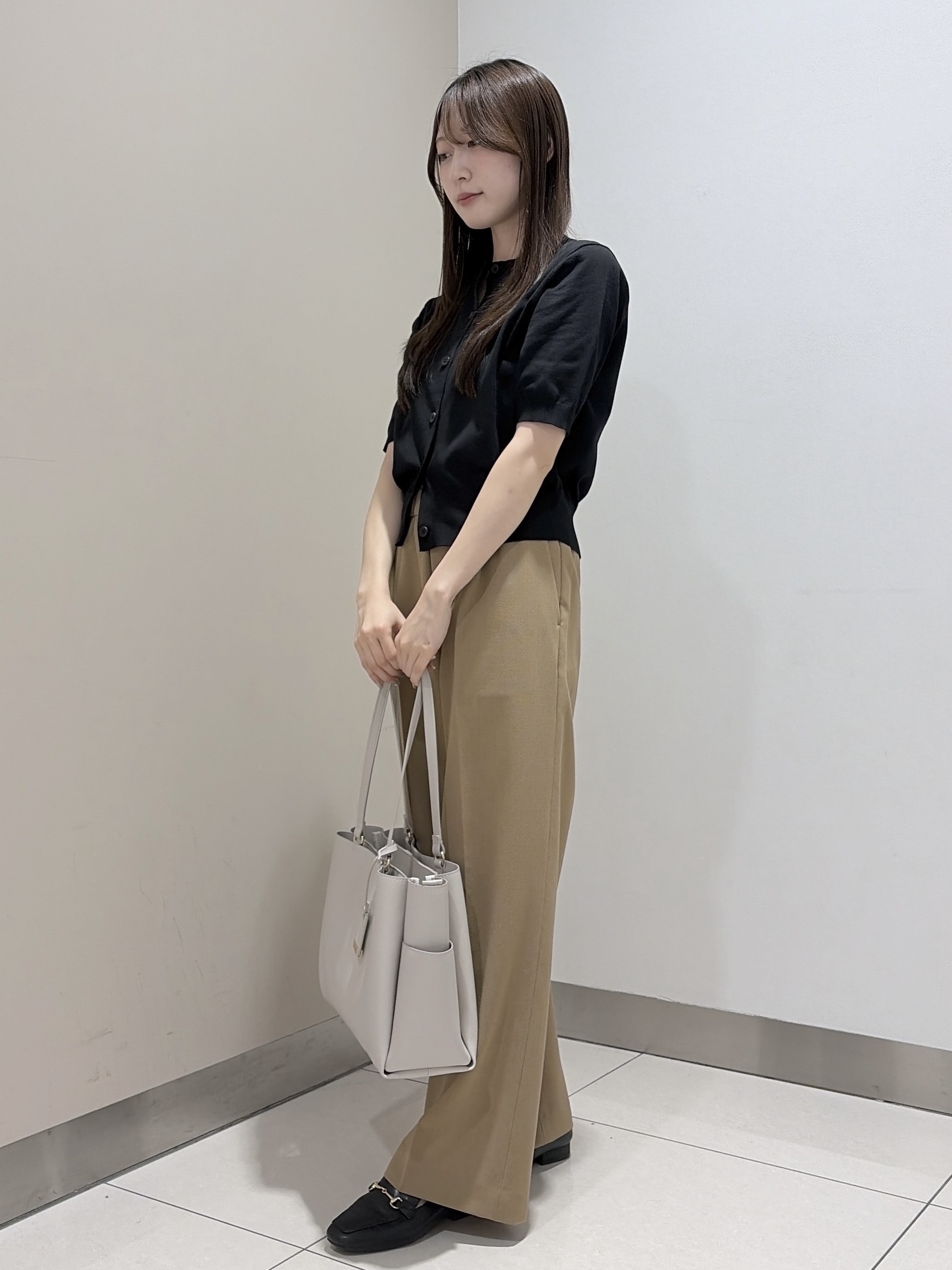 岡田美詩さんの「UNTITLED｜【すっきり秋羽織り/前開きボタン】ドライタッチ5分袖カーディガン」を使ったコーディネート