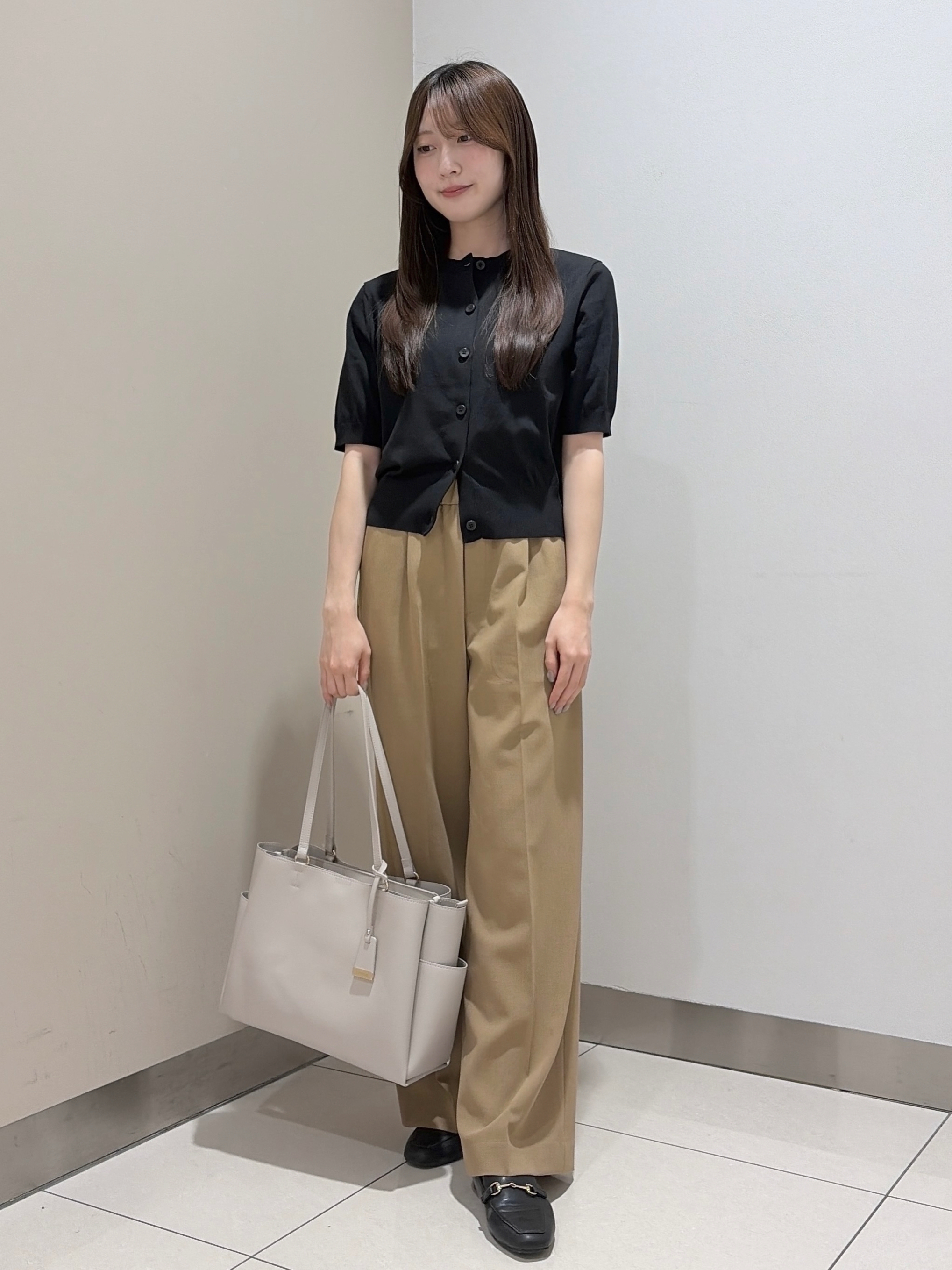岡田美詩さんの「UNTITLED｜【すっきり秋羽織り/前開きボタン】ドライタッチ5分袖カーディガン」を使ったコーディネート
