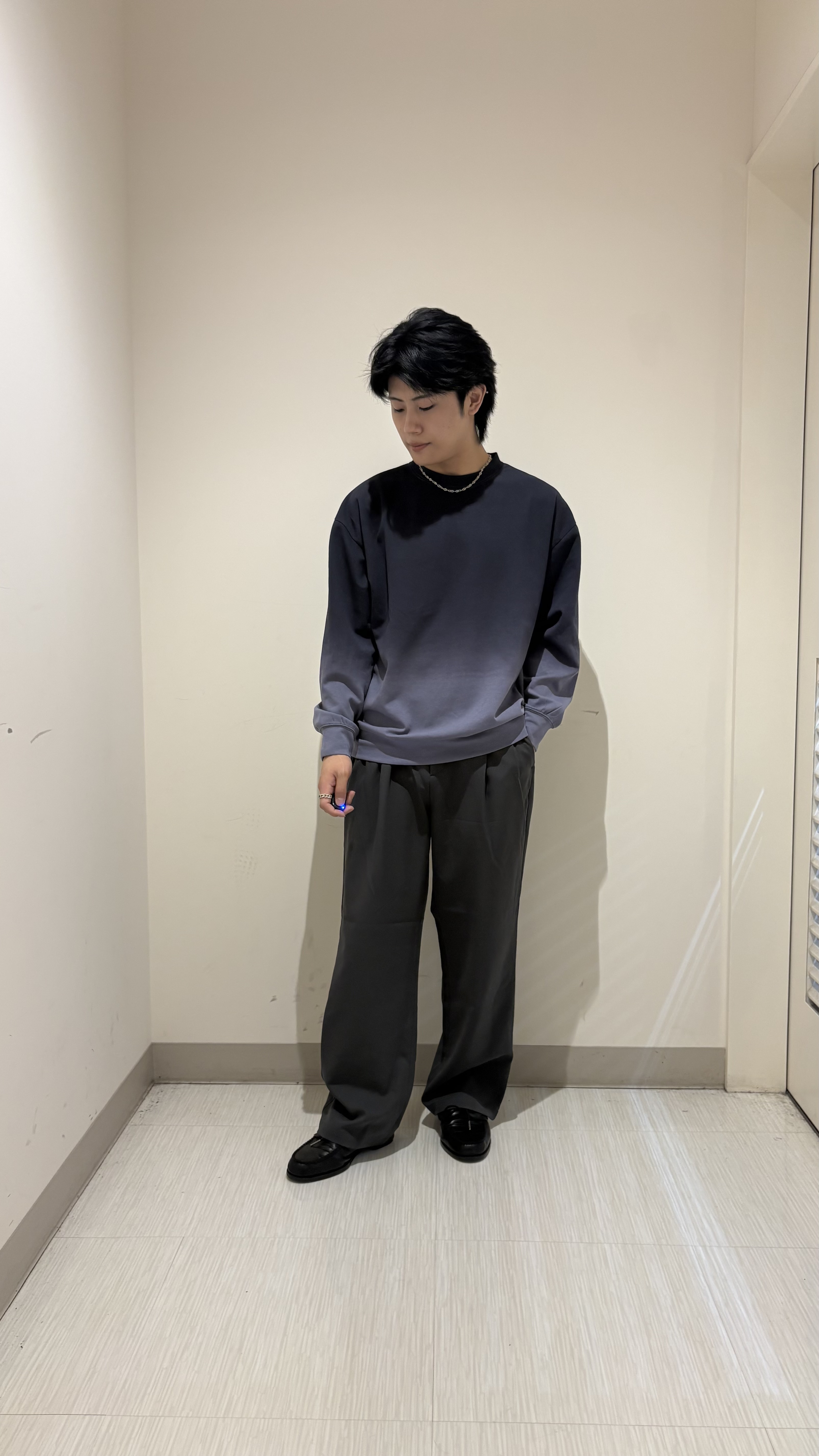 辻一樹さんの「tk.TAKEO KIKUCHI｜【防シワ／ストレッチ/セット対応可】smart shiftシリーズ バレルシルエットパンツ」を使ったコーディネート