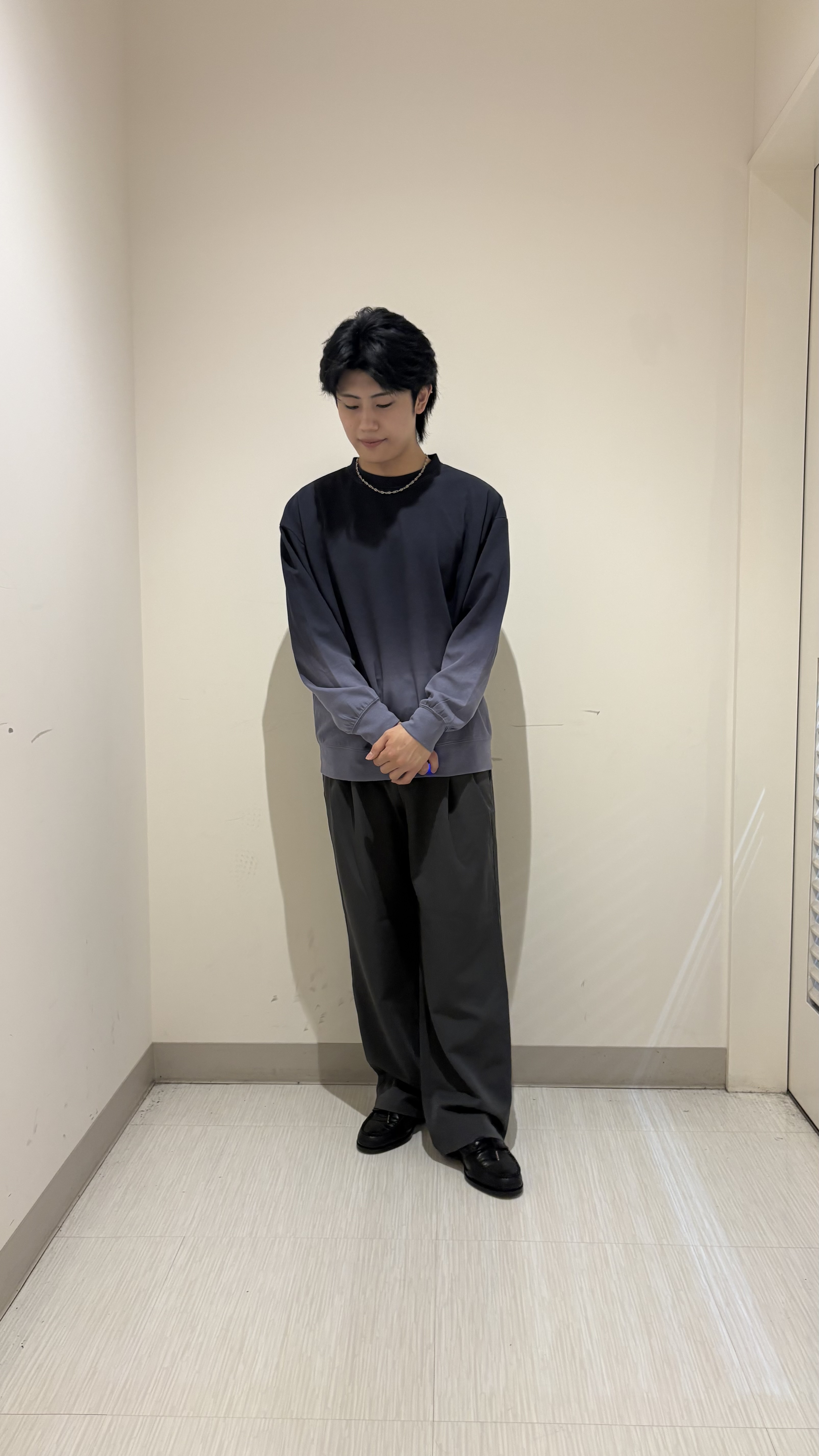 辻一樹さんの「tk.TAKEO KIKUCHI｜【防シワ／ストレッチ/セット対応可】smart shiftシリーズ バレルシルエットパンツ」を使ったコーディネート
