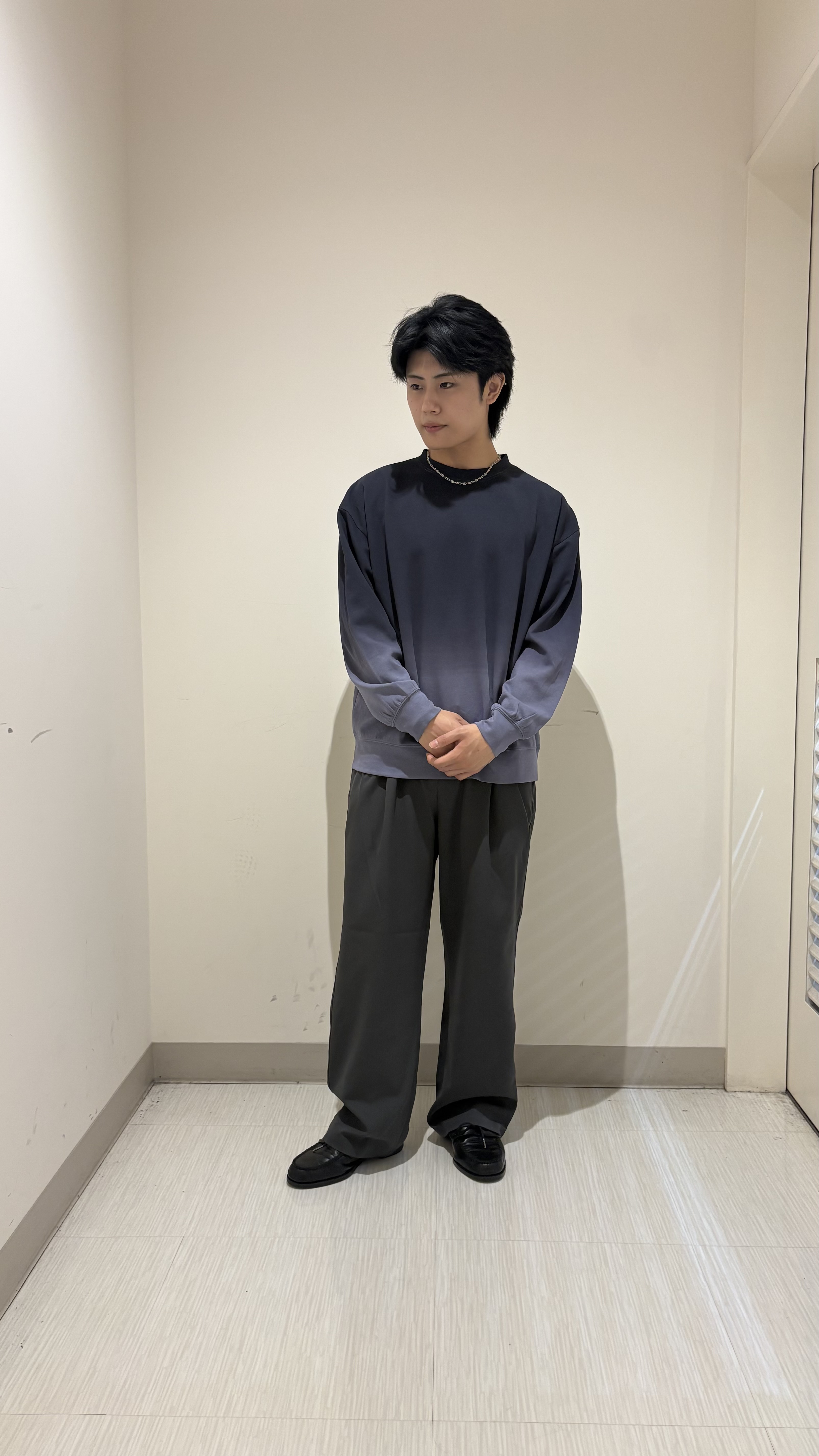 辻一樹さんの「tk.TAKEO KIKUCHI｜【防シワ／ストレッチ/セット対応可】smart shiftシリーズ バレルシルエットパンツ」を使ったコーディネート