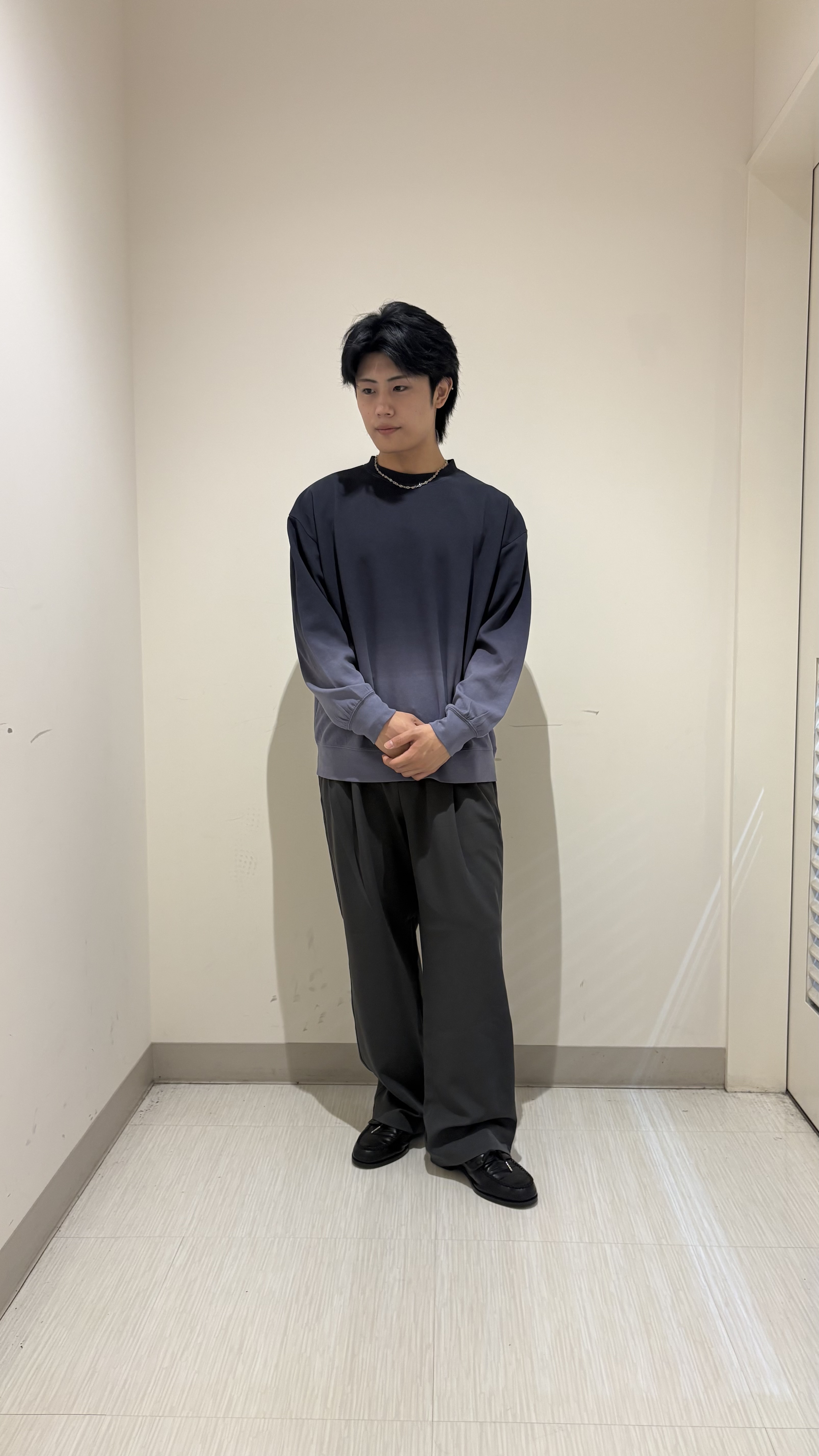 辻一樹さんの「tk.TAKEO KIKUCHI｜【防シワ／ストレッチ/セット対応可】smart shiftシリーズ バレルシルエットパンツ」を使ったコーディネート