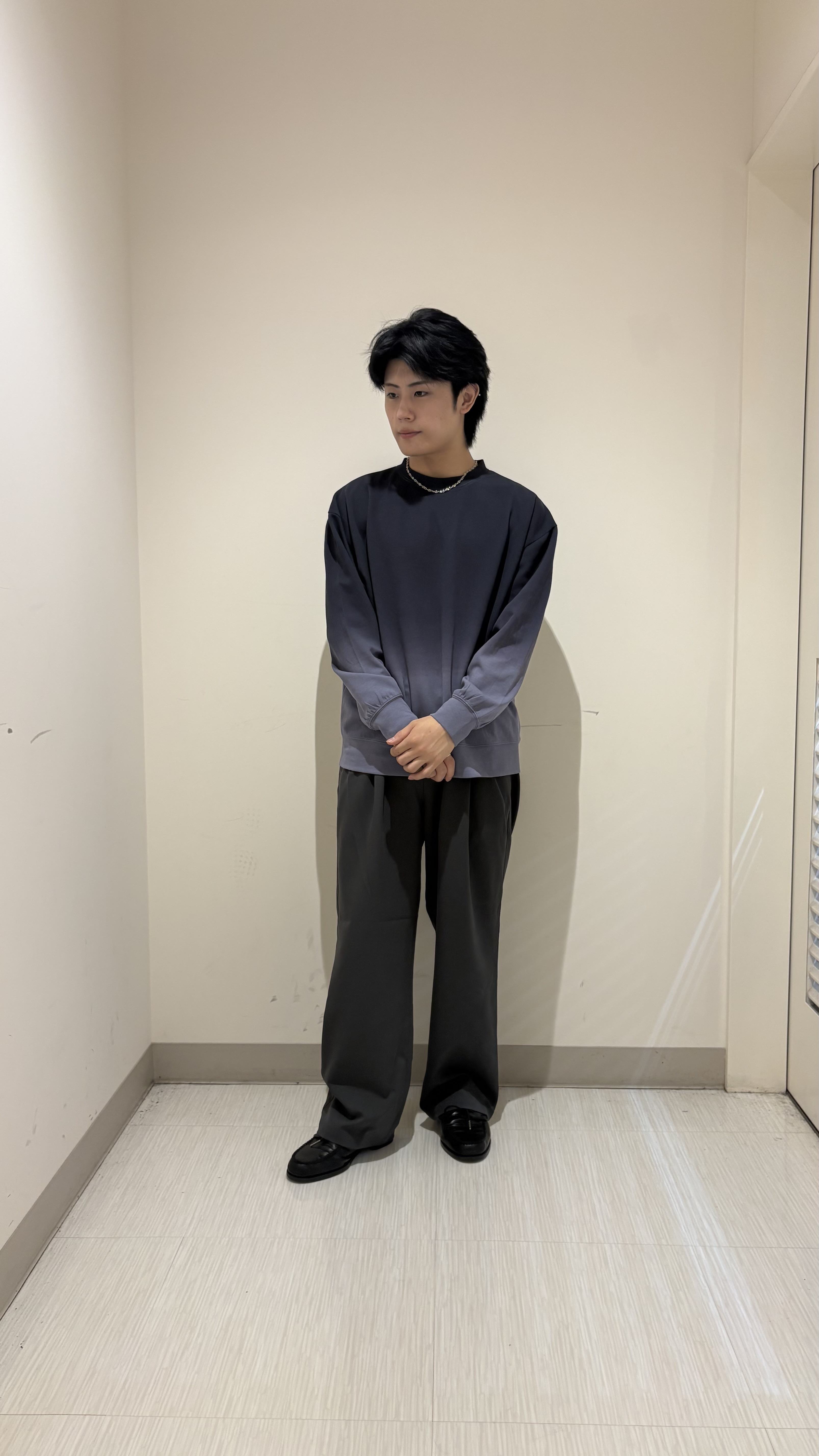 辻一樹さんの「tk.TAKEO KIKUCHI｜【防シワ／ストレッチ/セット対応可】smart shiftシリーズ バレルシルエットパンツ」を使ったコーディネート