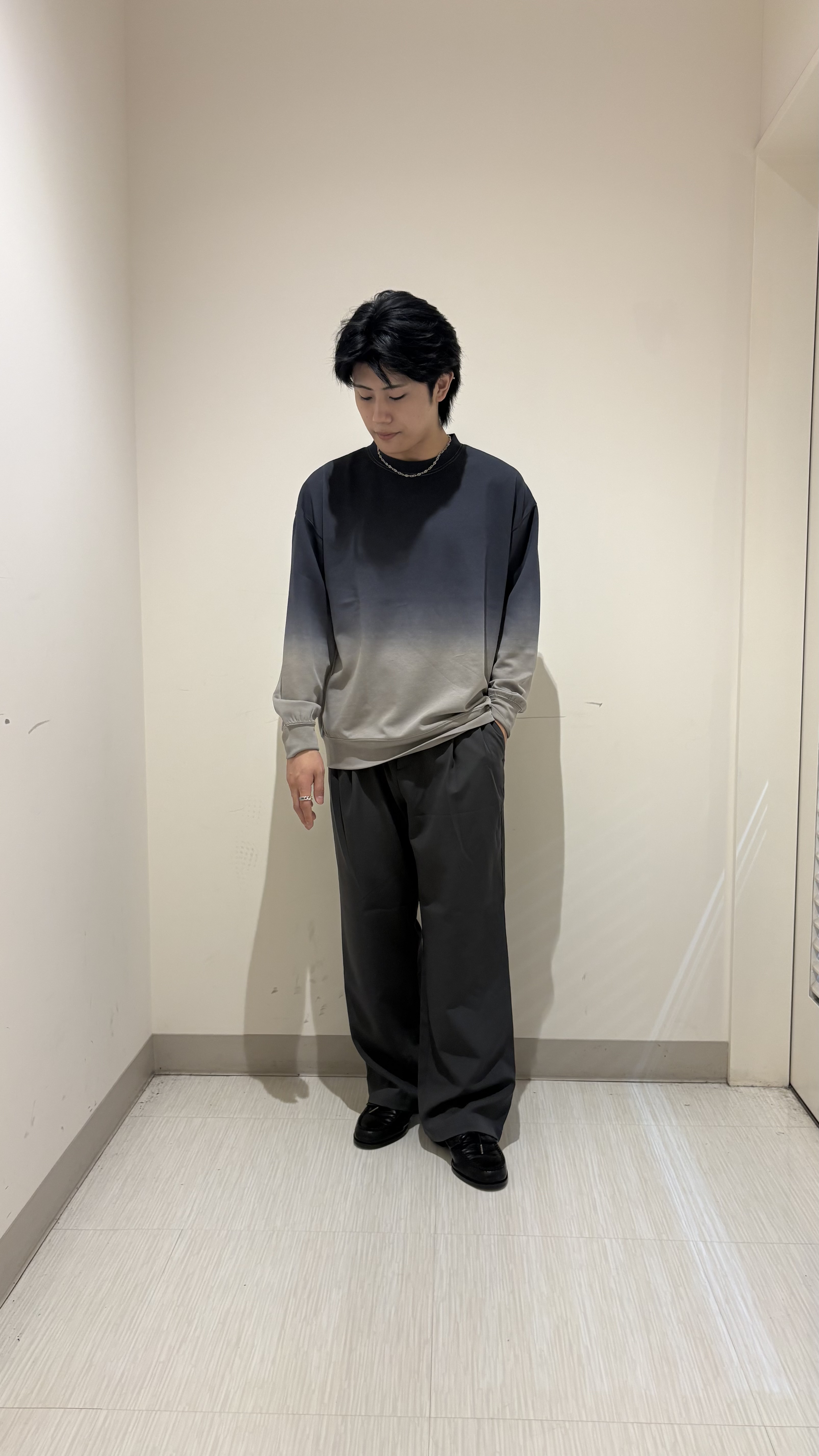 辻一樹さんの「tk.TAKEO KIKUCHI｜【防シワ／ストレッチ/セット対応可】smart shiftシリーズ バレルシルエットパンツ」を使ったコーディネート