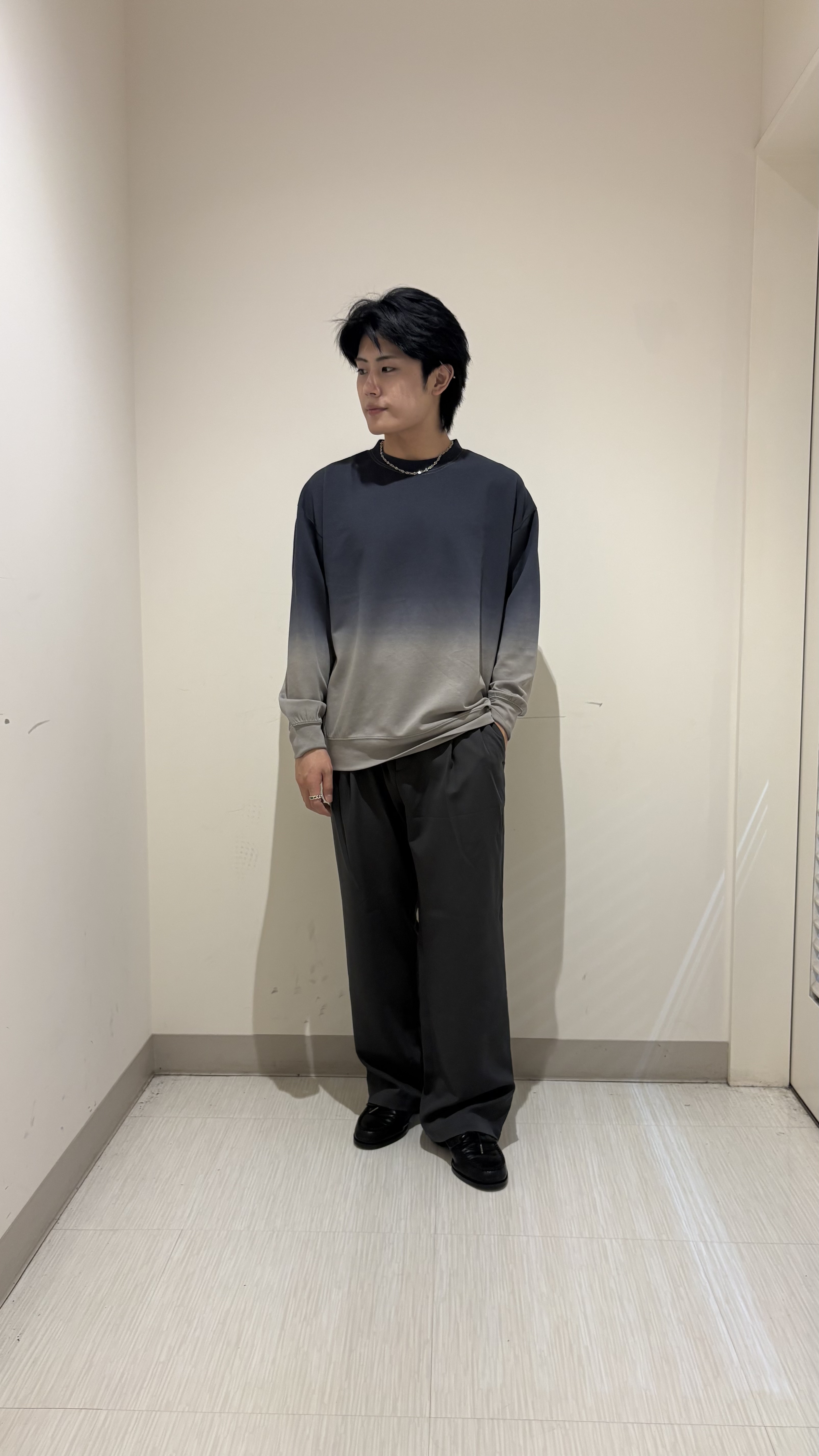 辻一樹さんの「tk.TAKEO KIKUCHI｜【防シワ／ストレッチ/セット対応可】smart shiftシリーズ バレルシルエットパンツ」を使ったコーディネート