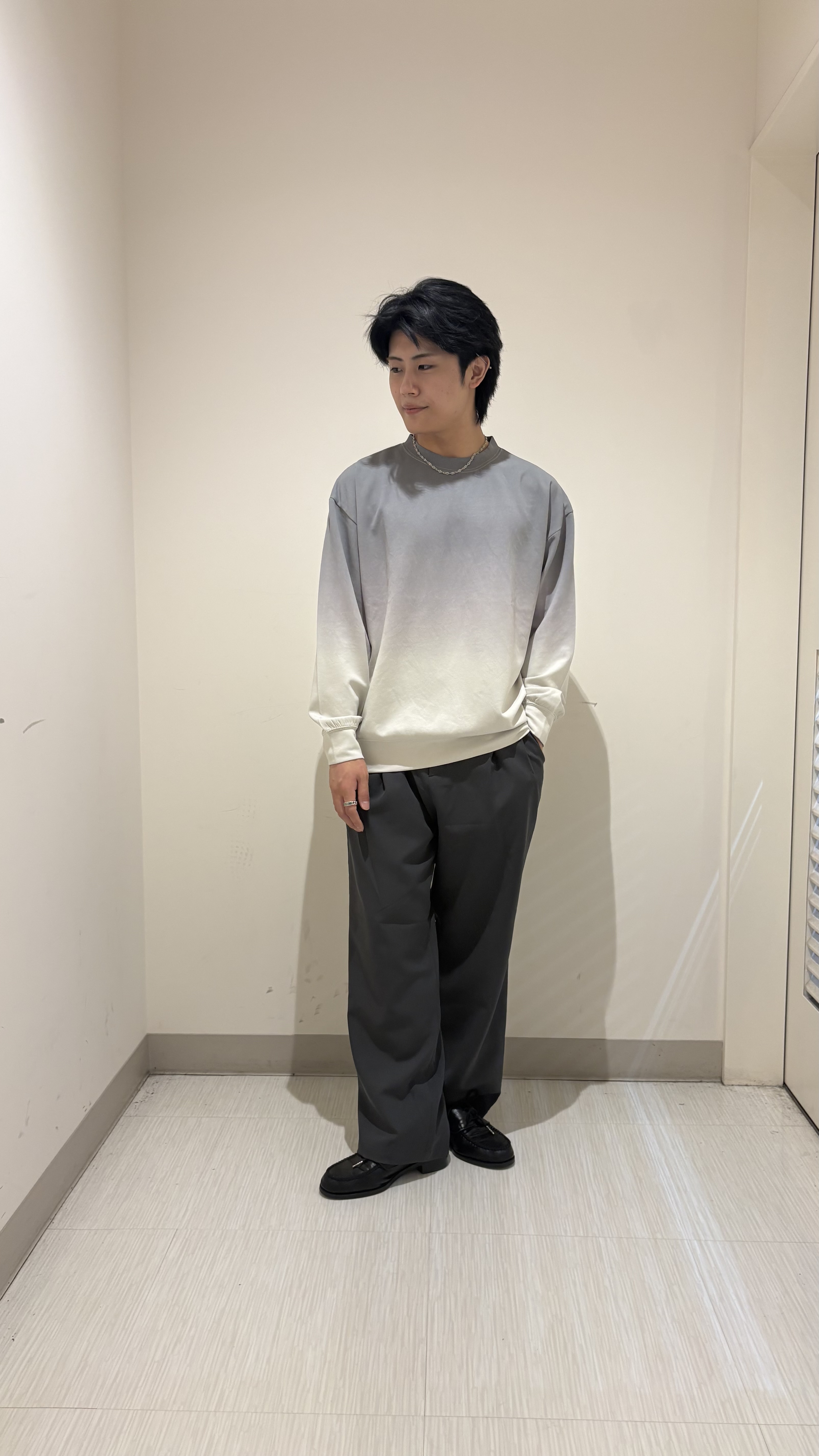 辻一樹さんの「tk.TAKEO KIKUCHI｜【防シワ／ストレッチ/セット対応可】smart shiftシリーズ バレルシルエットパンツ」を使ったコーディネート