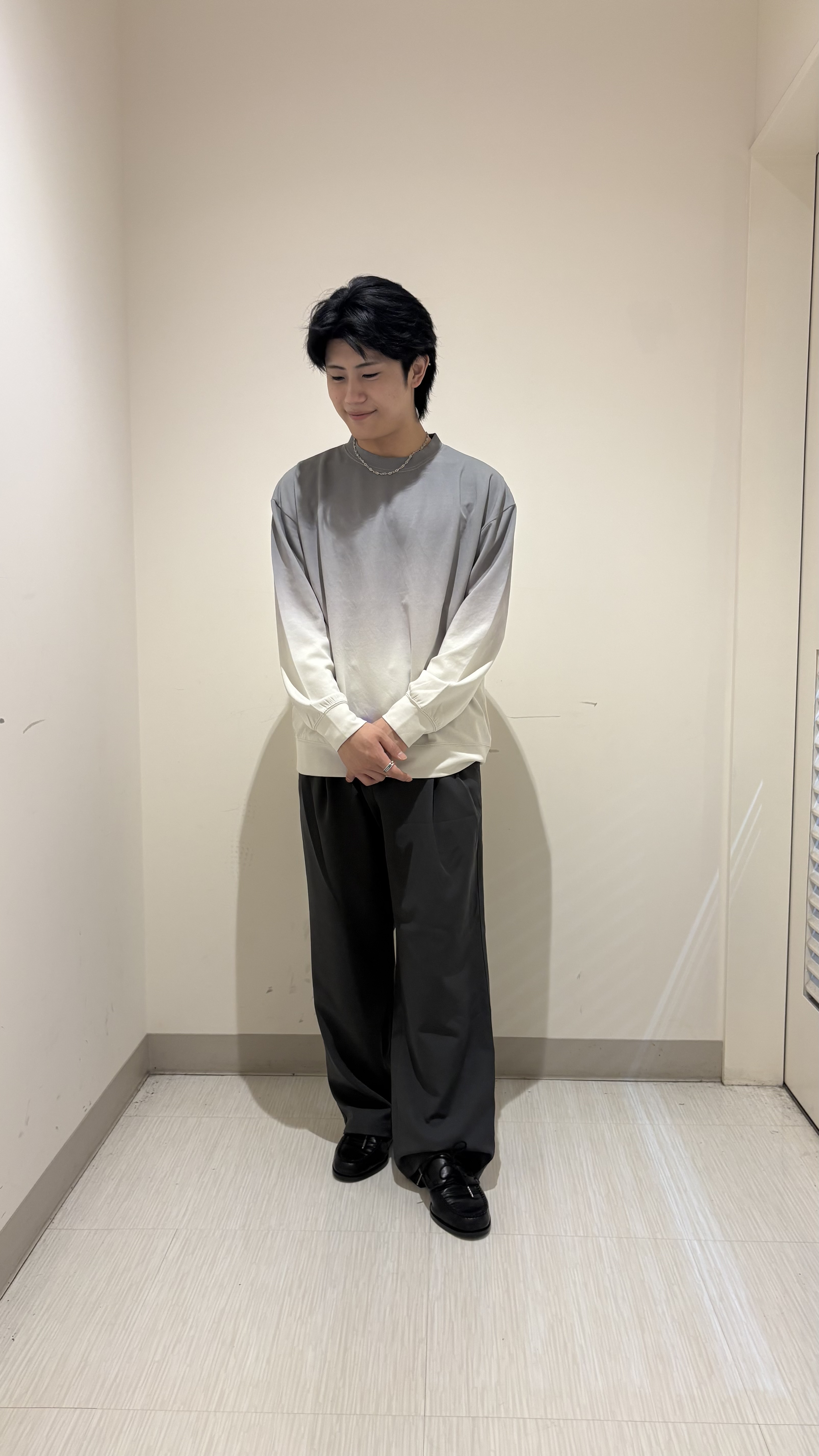 辻一樹さんの「tk.TAKEO KIKUCHI｜【防シワ／ストレッチ/セット対応可】smart shiftシリーズ バレルシルエットパンツ」を使ったコーディネート