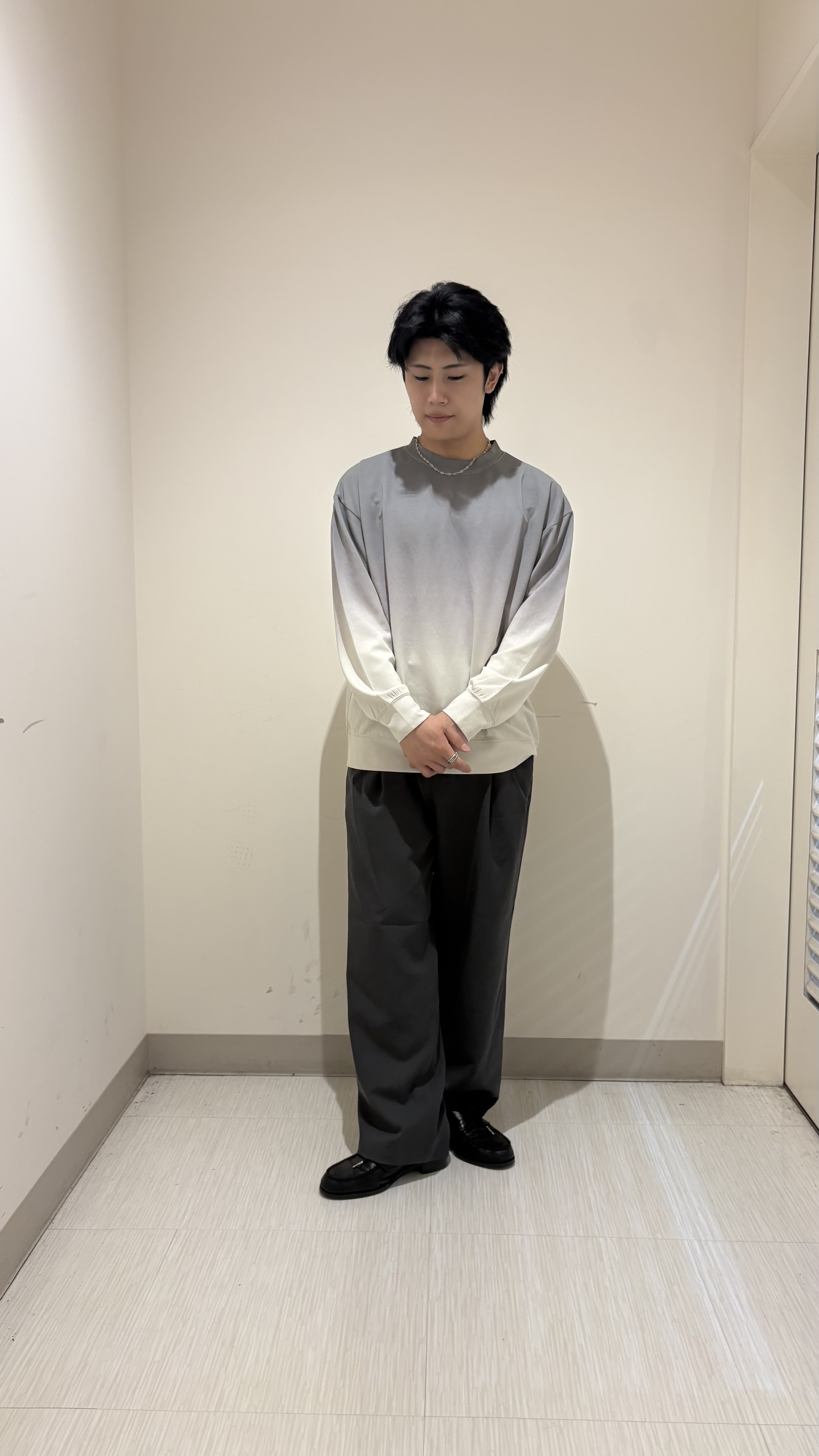 辻一樹さんの「tk.TAKEO KIKUCHI｜【防シワ／ストレッチ/セット対応可】smart shiftシリーズ バレルシルエットパンツ」を使ったコーディネート