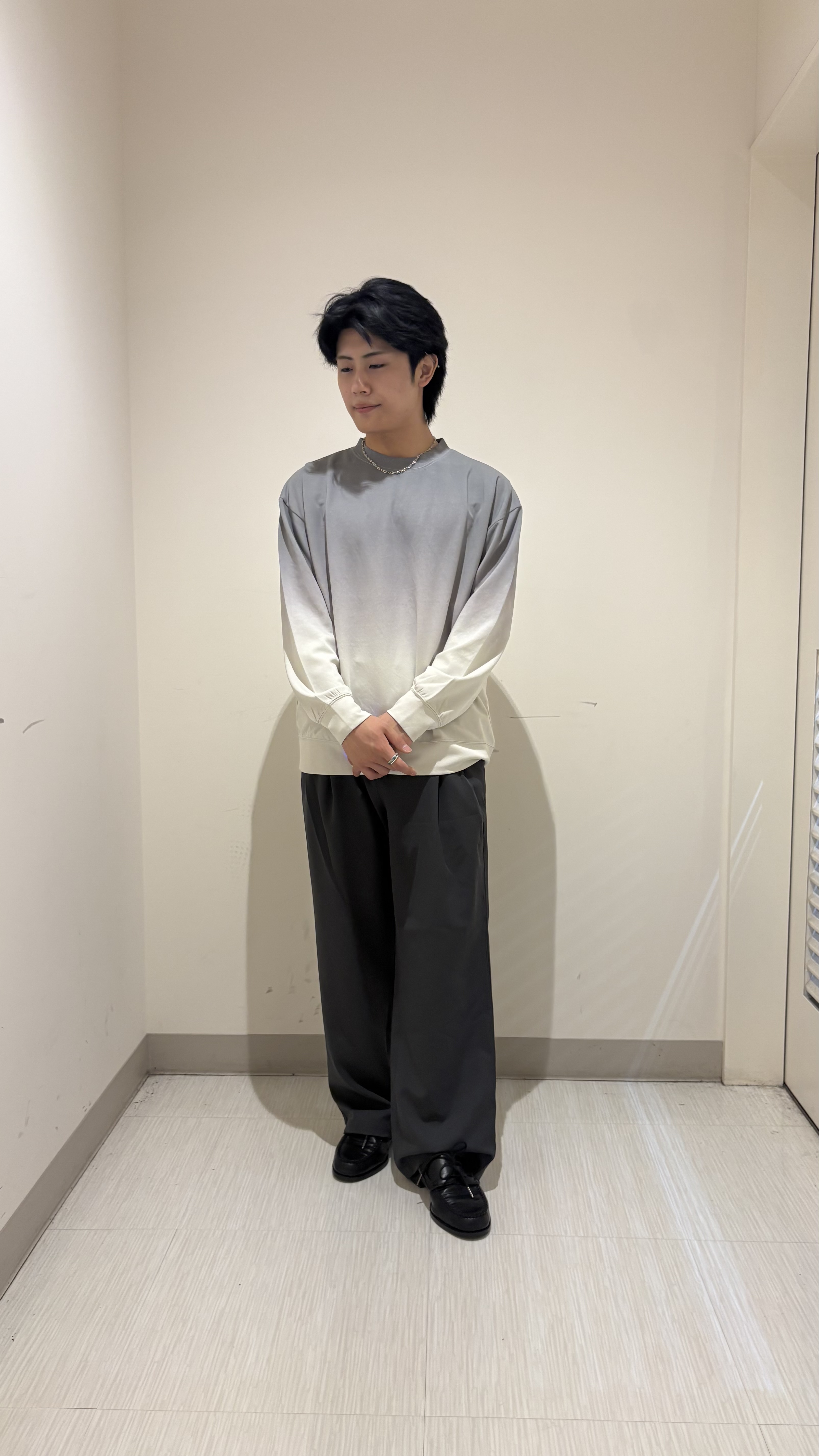 辻一樹さんの「tk.TAKEO KIKUCHI｜【防シワ／ストレッチ/セット対応可】smart shiftシリーズ バレルシルエットパンツ」を使ったコーディネート