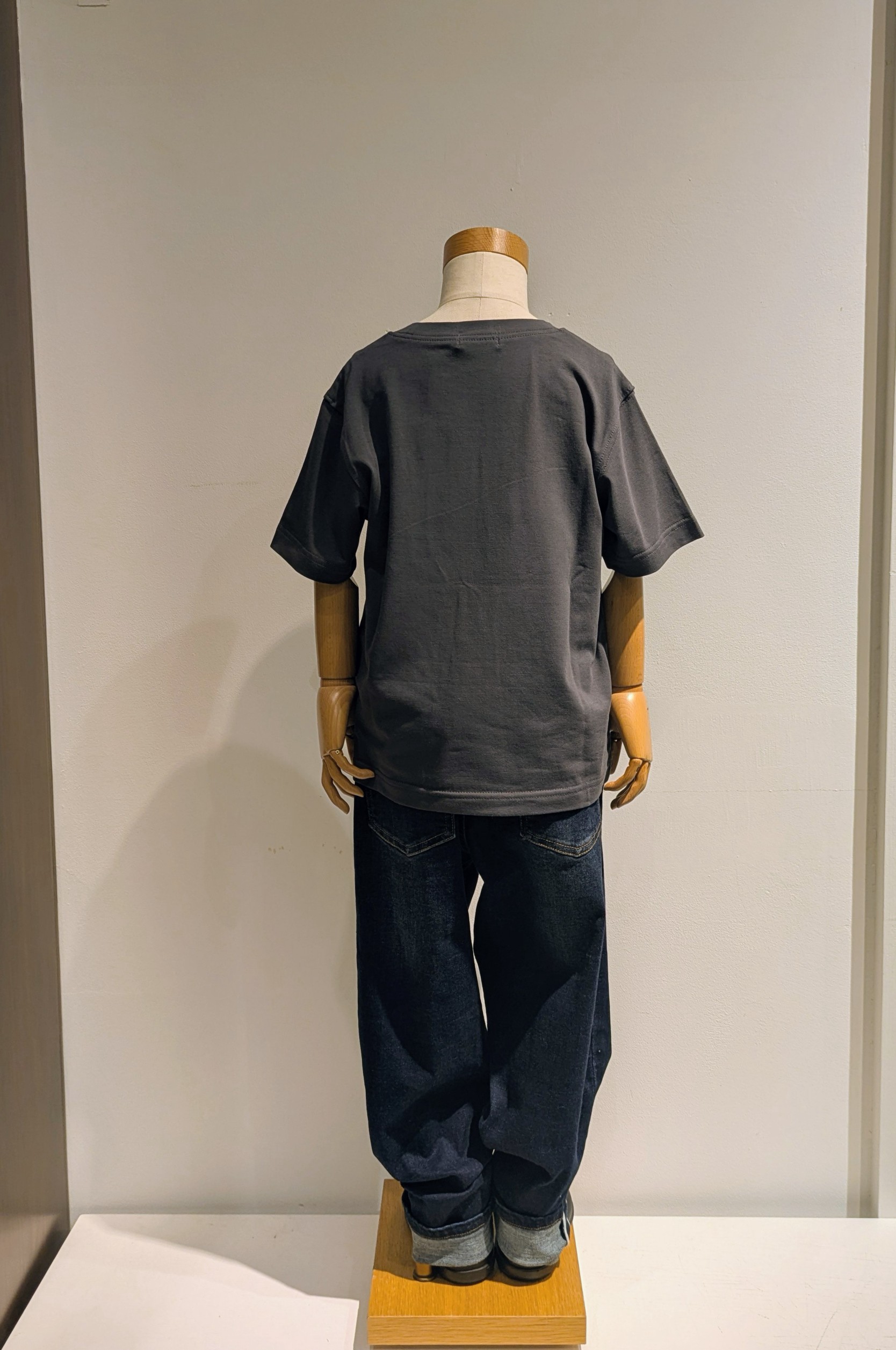 Yoshidaさんの「Dessin｜グラフィックデザインTシャツ」を使ったコーディネート