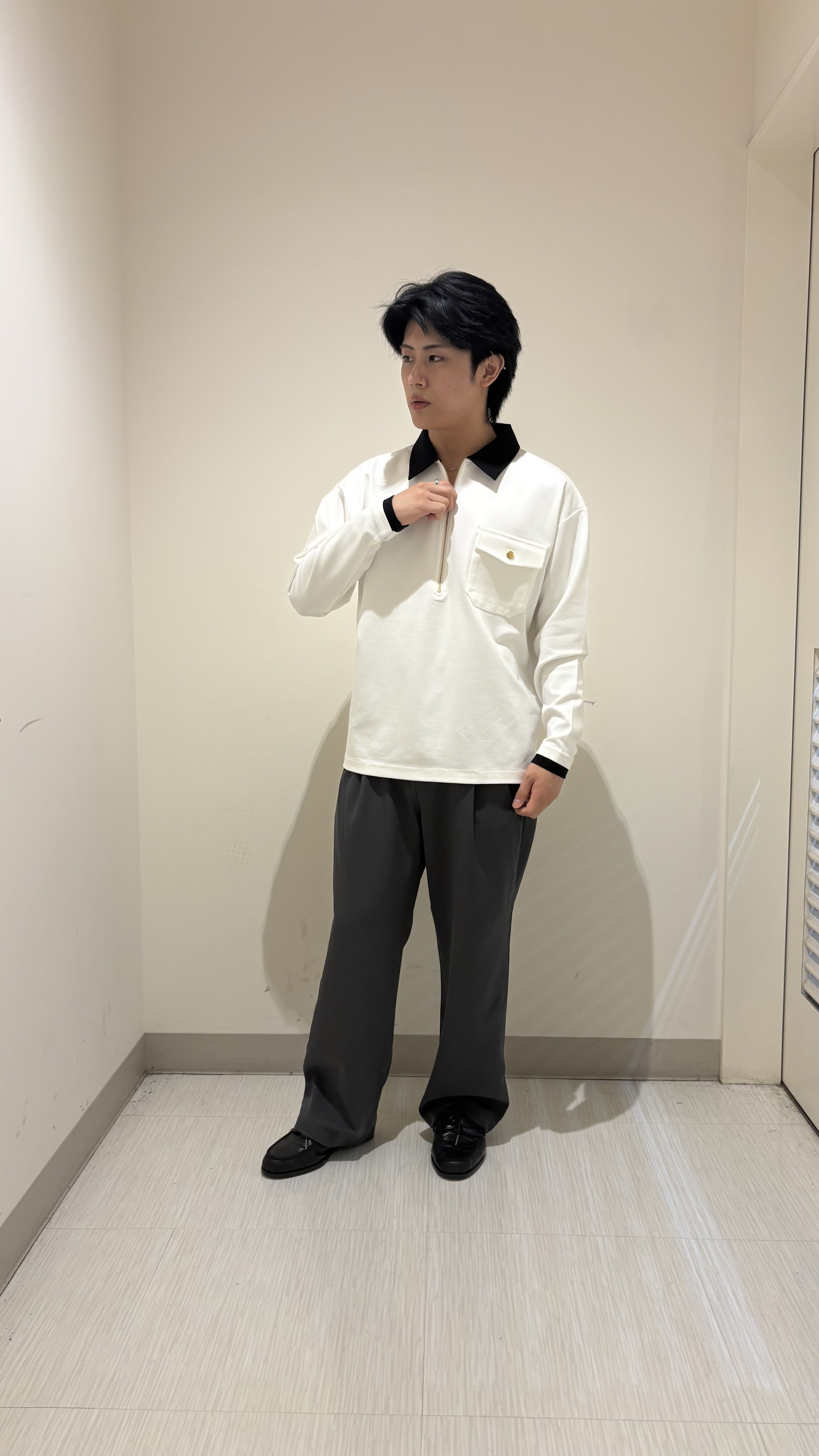 辻一樹さんの「tk.TAKEO KIKUCHI｜襟配色ハーフジップポロシャツ」を使ったコーディネート