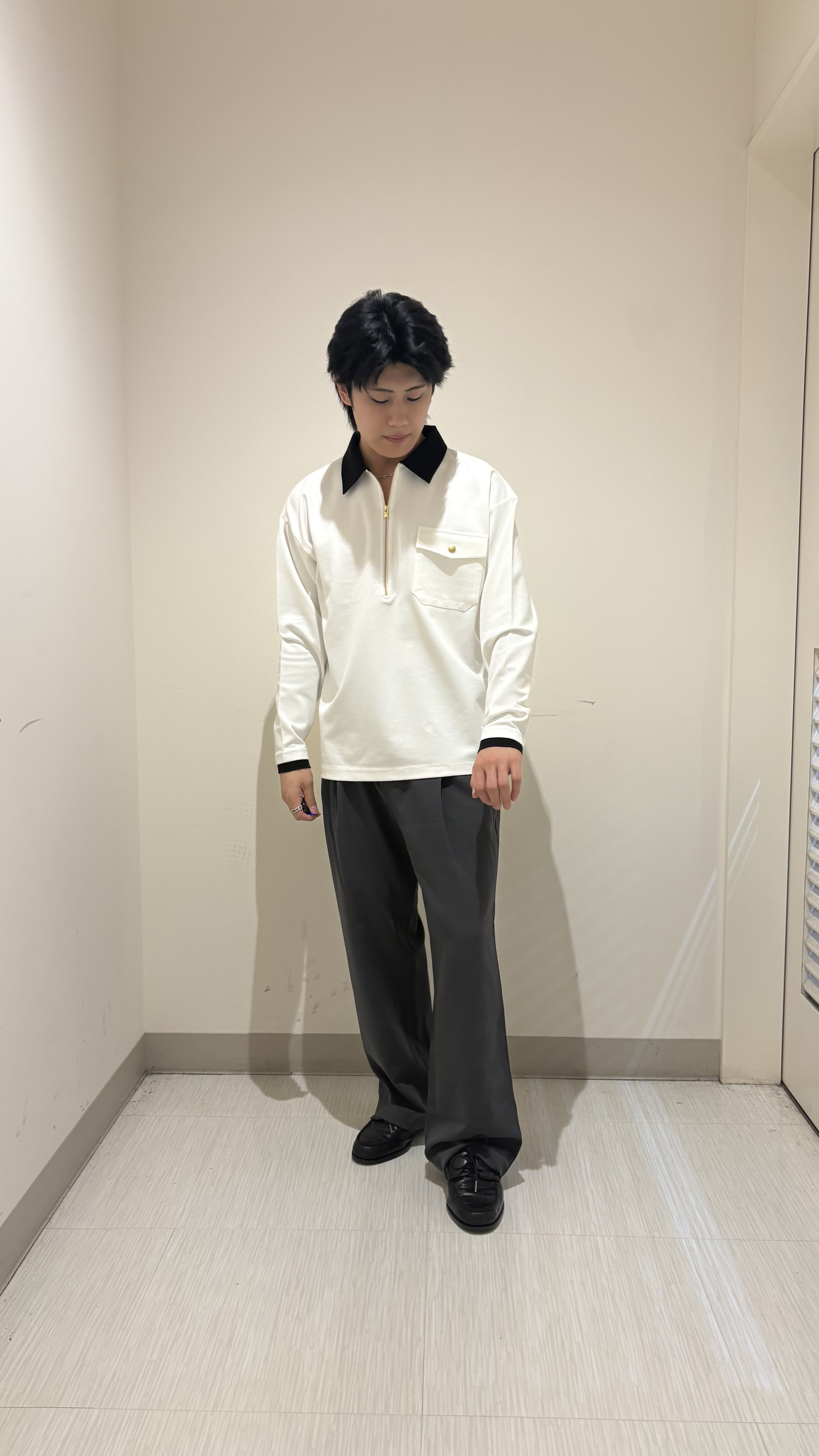 辻一樹さんの「tk.TAKEO KIKUCHI｜襟配色ハーフジップポロシャツ」を使ったコーディネート