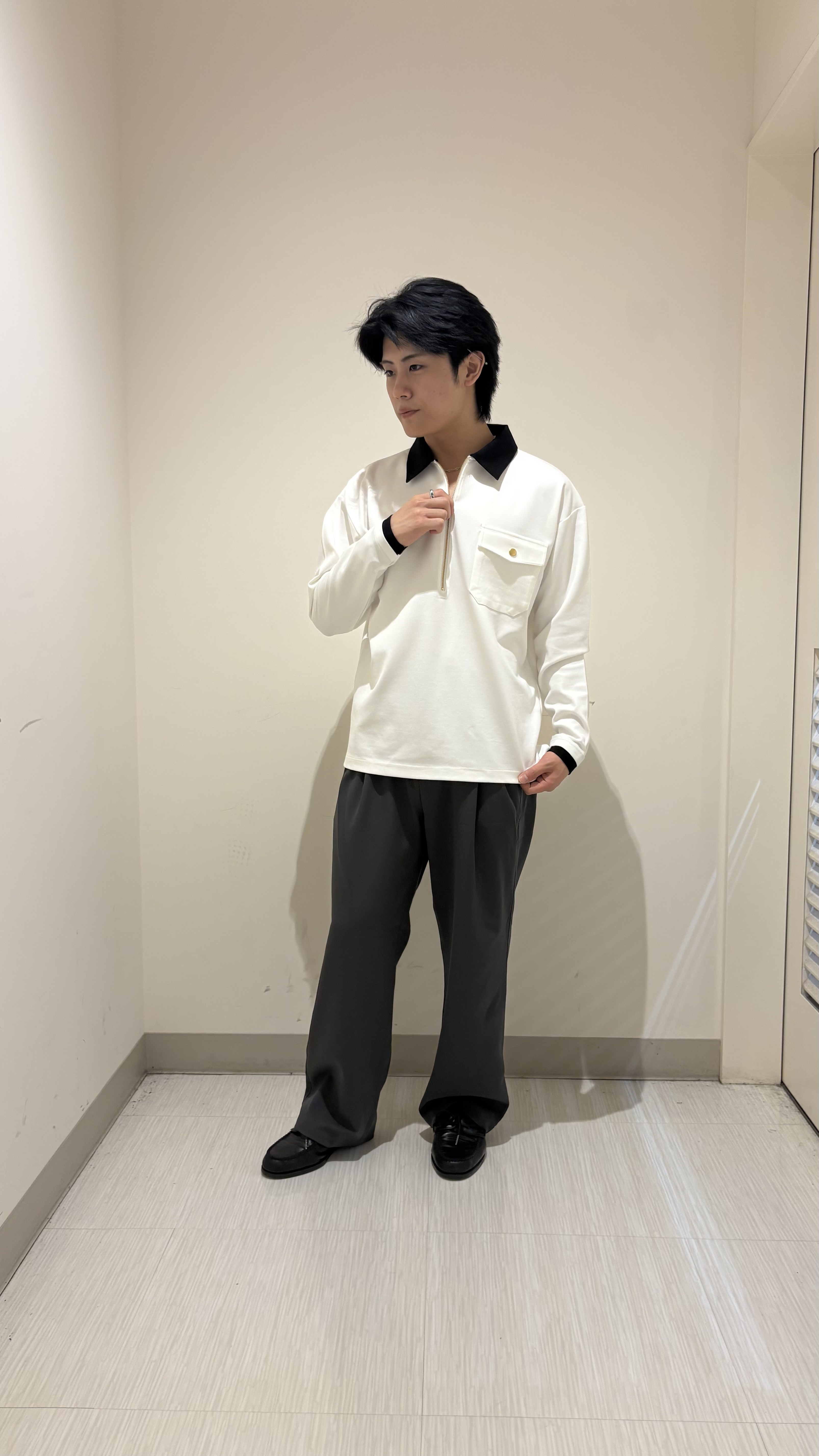 辻一樹さんの「tk.TAKEO KIKUCHI｜襟配色ハーフジップポロシャツ」を使ったコーディネート