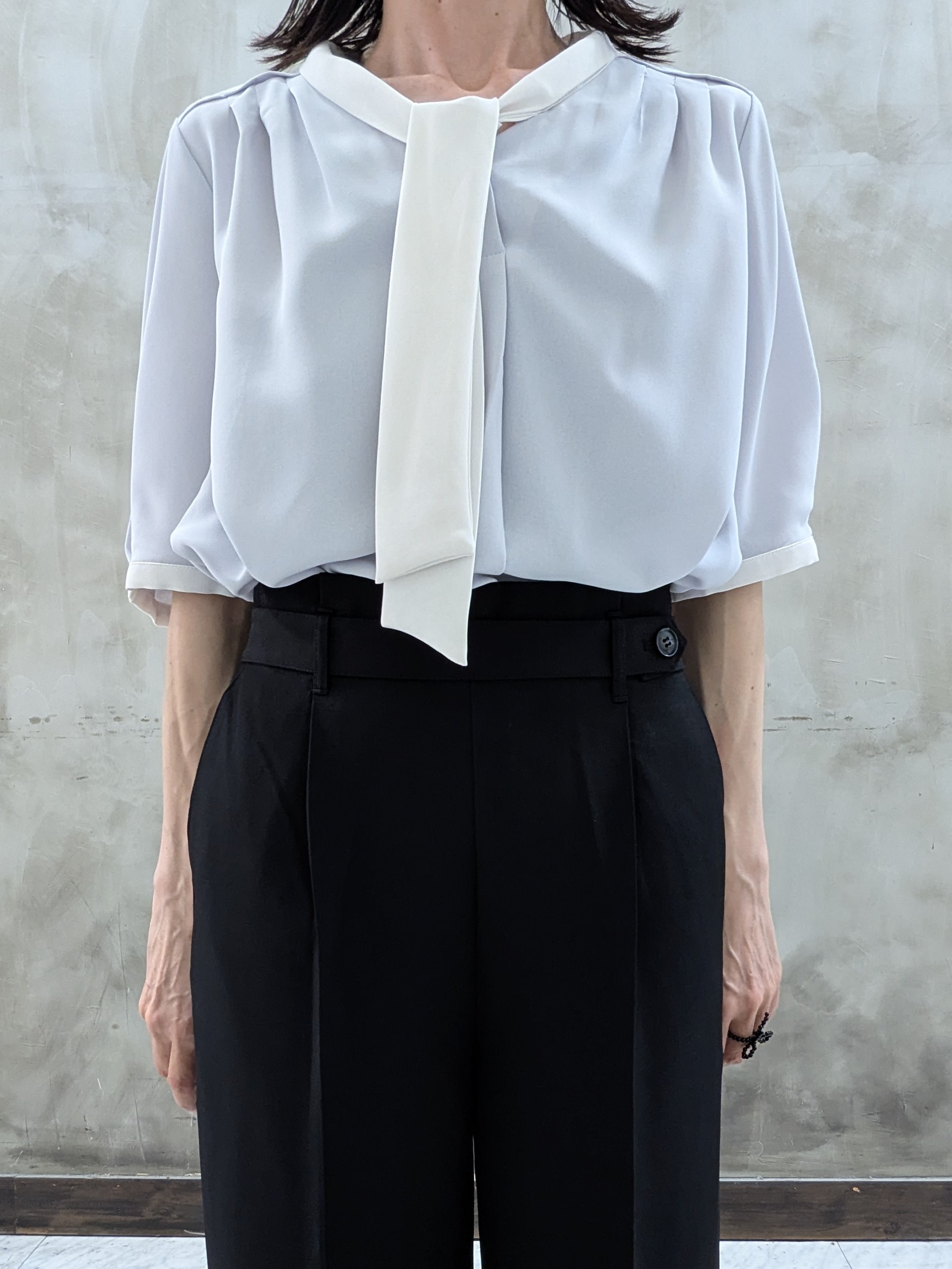 shioさんの「grove｜【洗濯機OK/シワになりにくい】1枚で華やぐ配色ボウタイブラウス」を使ったコーディネート