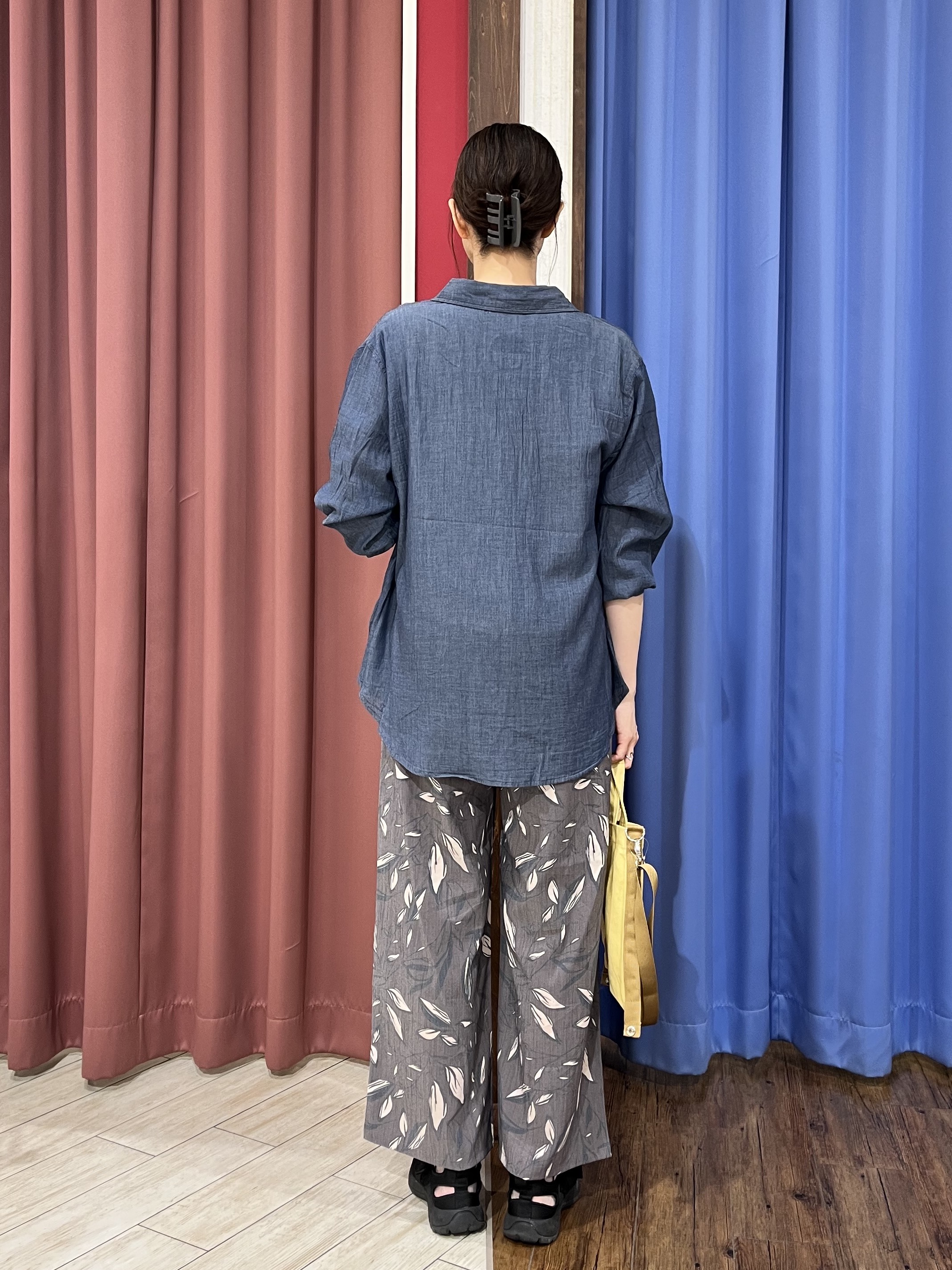 muさんの「SHOO･LA･RUE｜【綿100%/UV/S-LL/体型カバー】ヒップが隠せる 柔らかシアーデニムシャツ」を使ったコーディネート